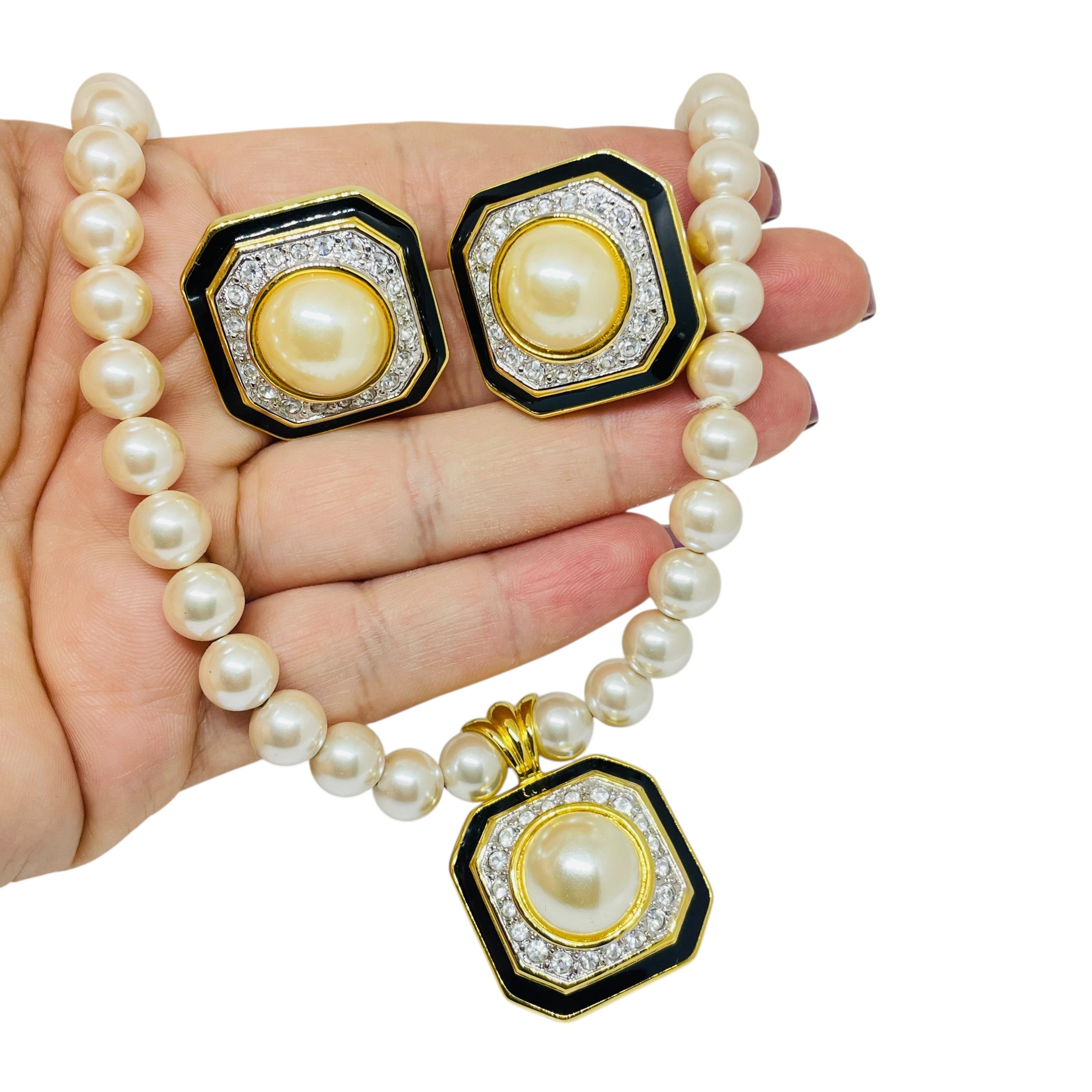 DETAILS

- • unterzeichnet BOLD ELEGANCE

- • vergoldet mit Glassteinen und Emaille

- • vintage designer halskette ohrringe set
 
MASSNAHMEN  

- • CONDIT

- •  sehr guter Vintage-Zustand mit minimalen Gebrauchsspuren 

 Sku 56

❤️❤️  