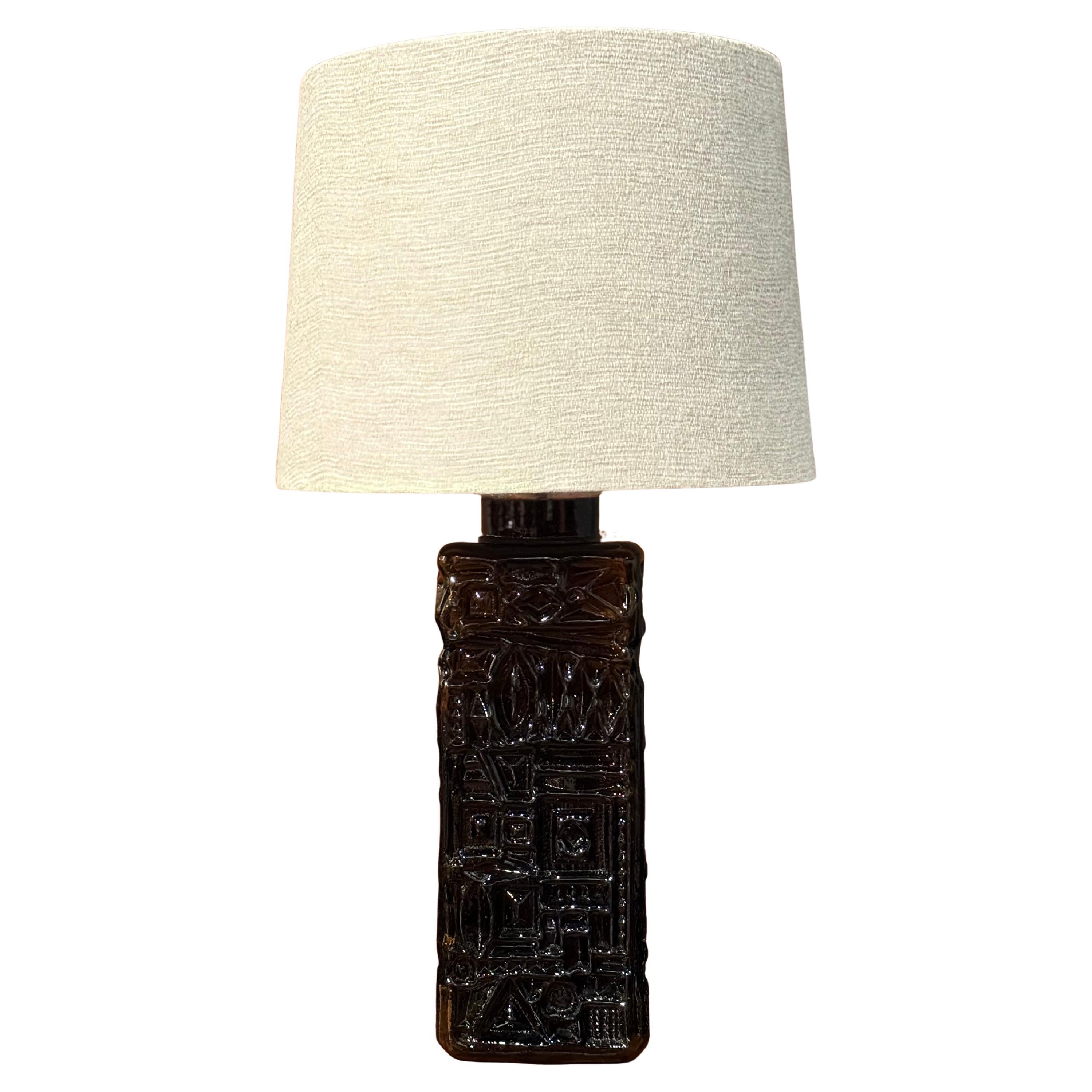 Lampe de table moderniste dramatique en verre de Stilarmatur Tranas, Suède, années 1960. 
Lampe de table massive du milieu du siècle dernier en verre vert forêt foncé avec un motif moulé vivant. 
La lampe de table en verre aura l'air noire dans la