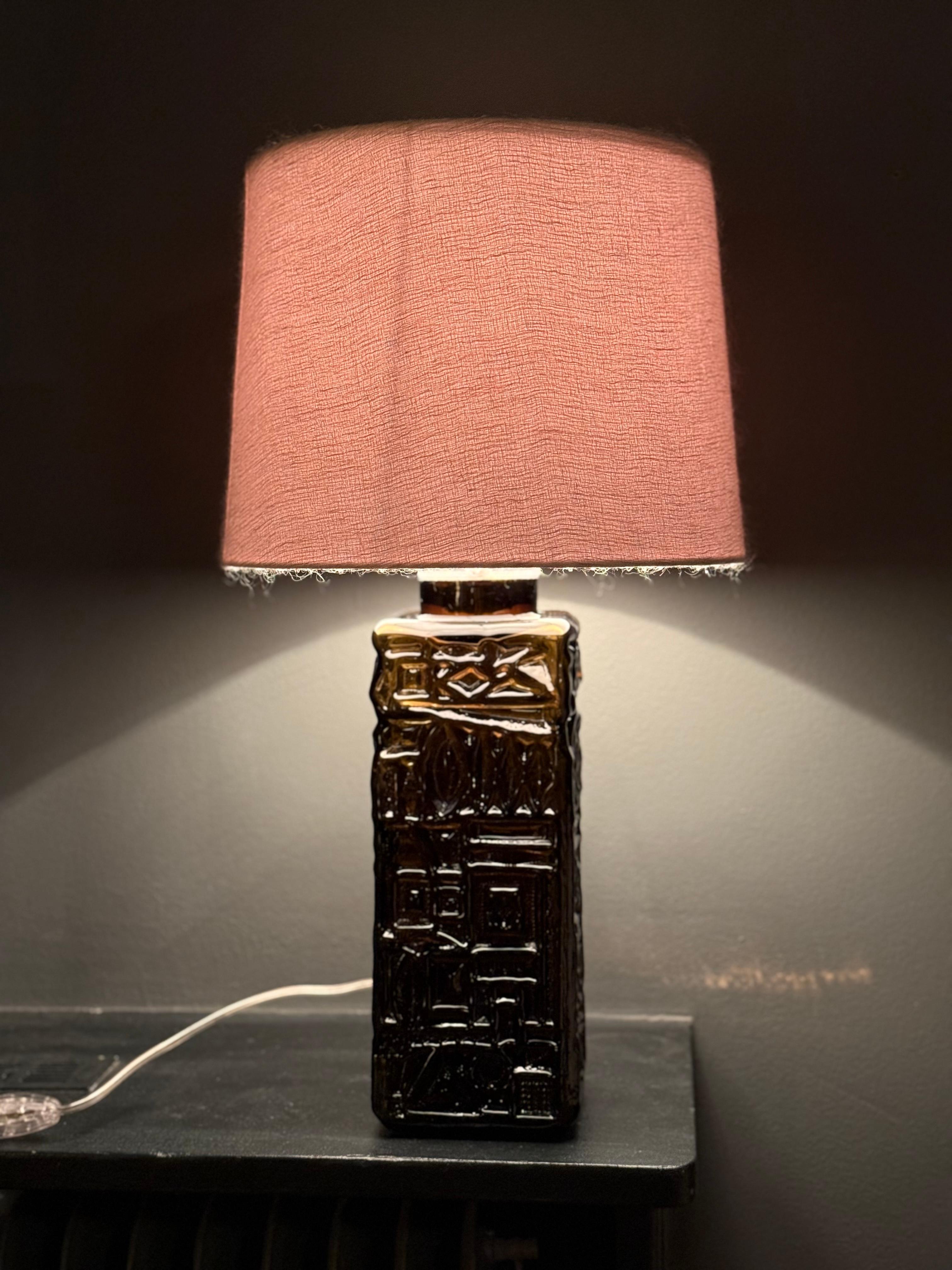 Suédois Bold Elegant Stilarmatur Lampe de table en verre vert du milieu du siècle dernier 1960s en vente