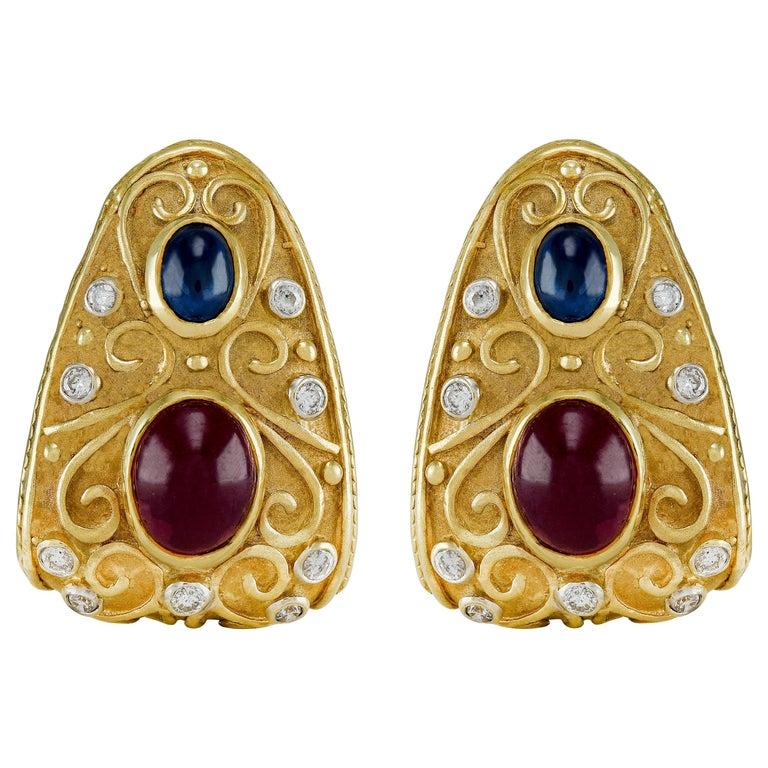 Atrevidos Pendientes de Oro de 18 K Renacimiento Etrusco con Rubíes Cabujón Zafiros y Diamantes en Nuevo estado para la venta en Great Neck, NY