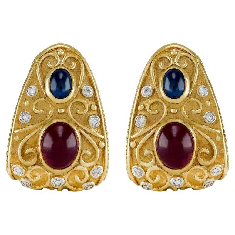 Atrevidos Pendientes de Oro de 18 K Renacimiento Etrusco con Rubíes Cabujón Zafiros y Diamantes en venta