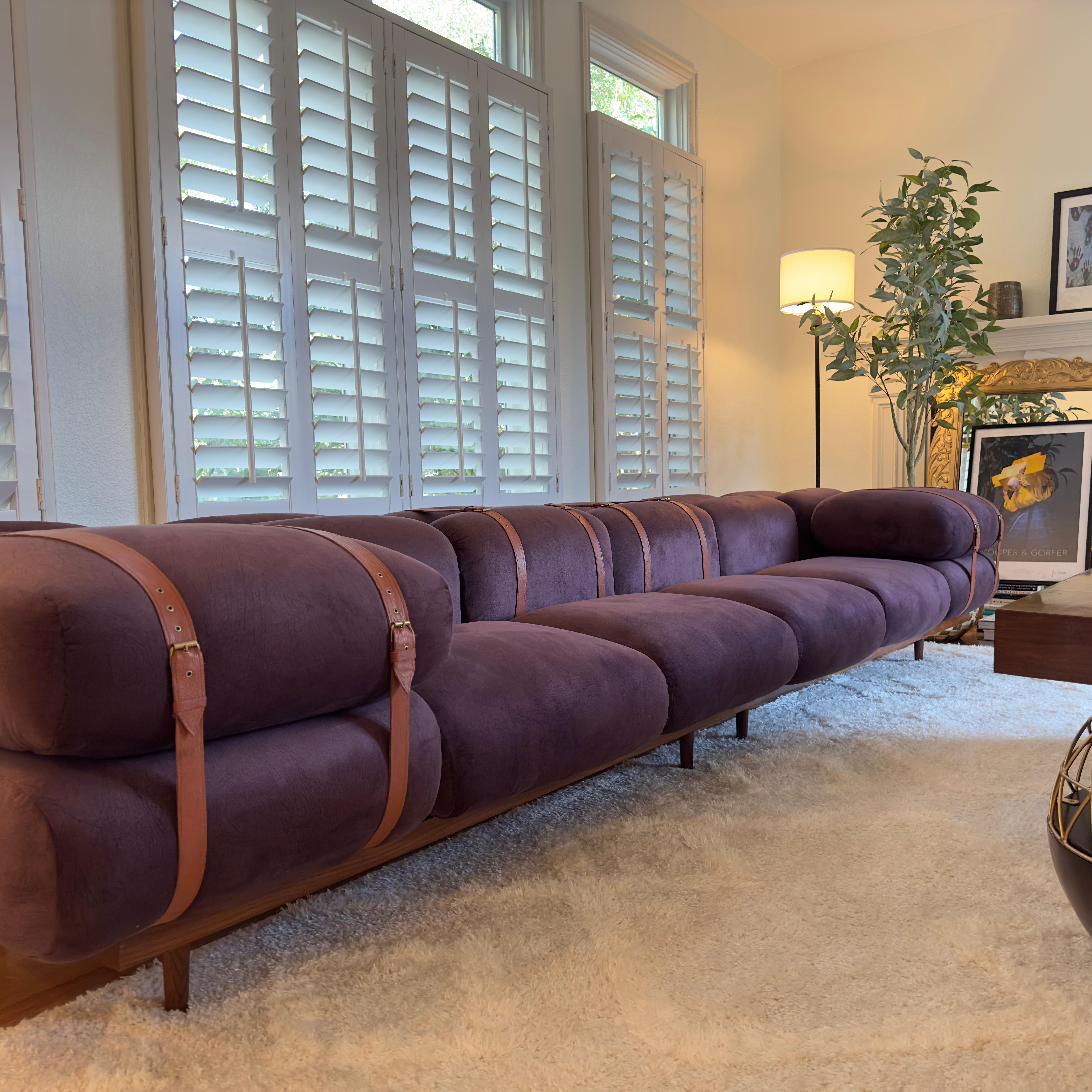 Erleben Sie den ultimativen Luxus mit dem Bevel Sofa

Treten Sie ein in die Welt von Luxus und Raffinesse mit dem Bevel Sofa. Diese schlichte und elegante Sitzgruppe verwandelt Ihren Wohnbereich in eine warme und einladende Oase. Mit seiner reichen
