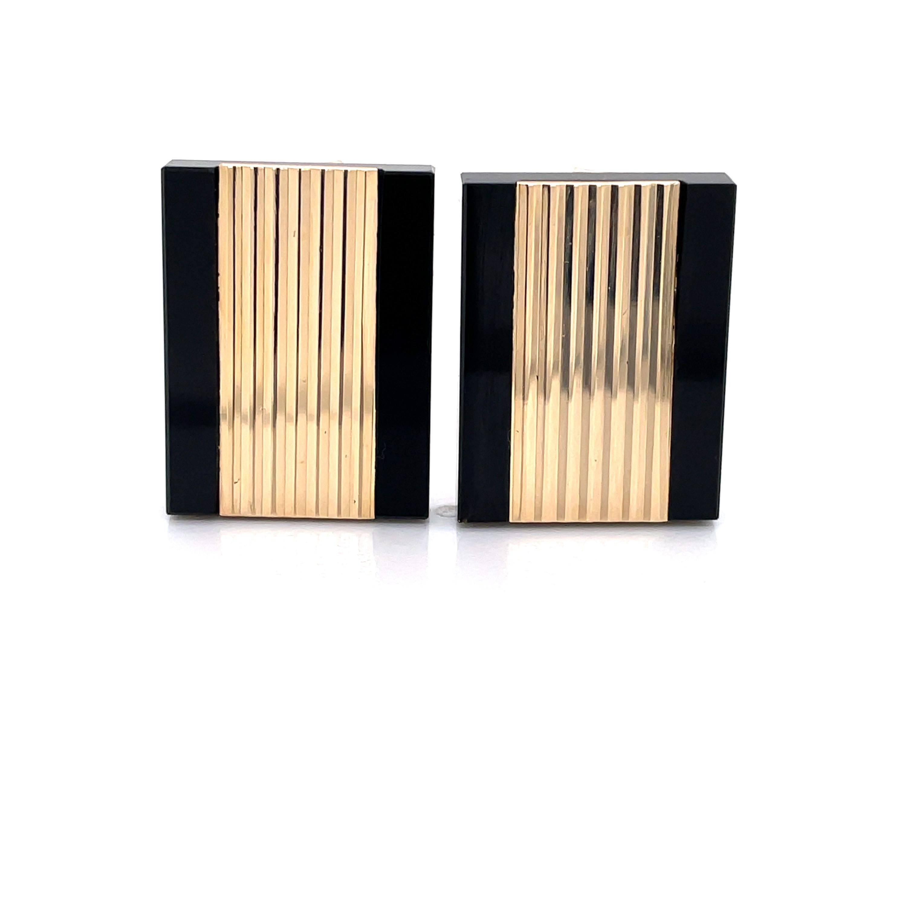 The power combination of gold and black make the right impression for any special occasion. Add this fine detail to your wedding attire or next formal function.
Rectangular in shape, measuring 1 x 3/4 inch, the pair is made of fourteen karat 14k