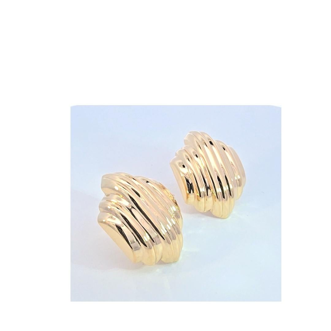Boucles d'oreilles en or avec dos en oméga Bon état - En vente à Dallas, TX