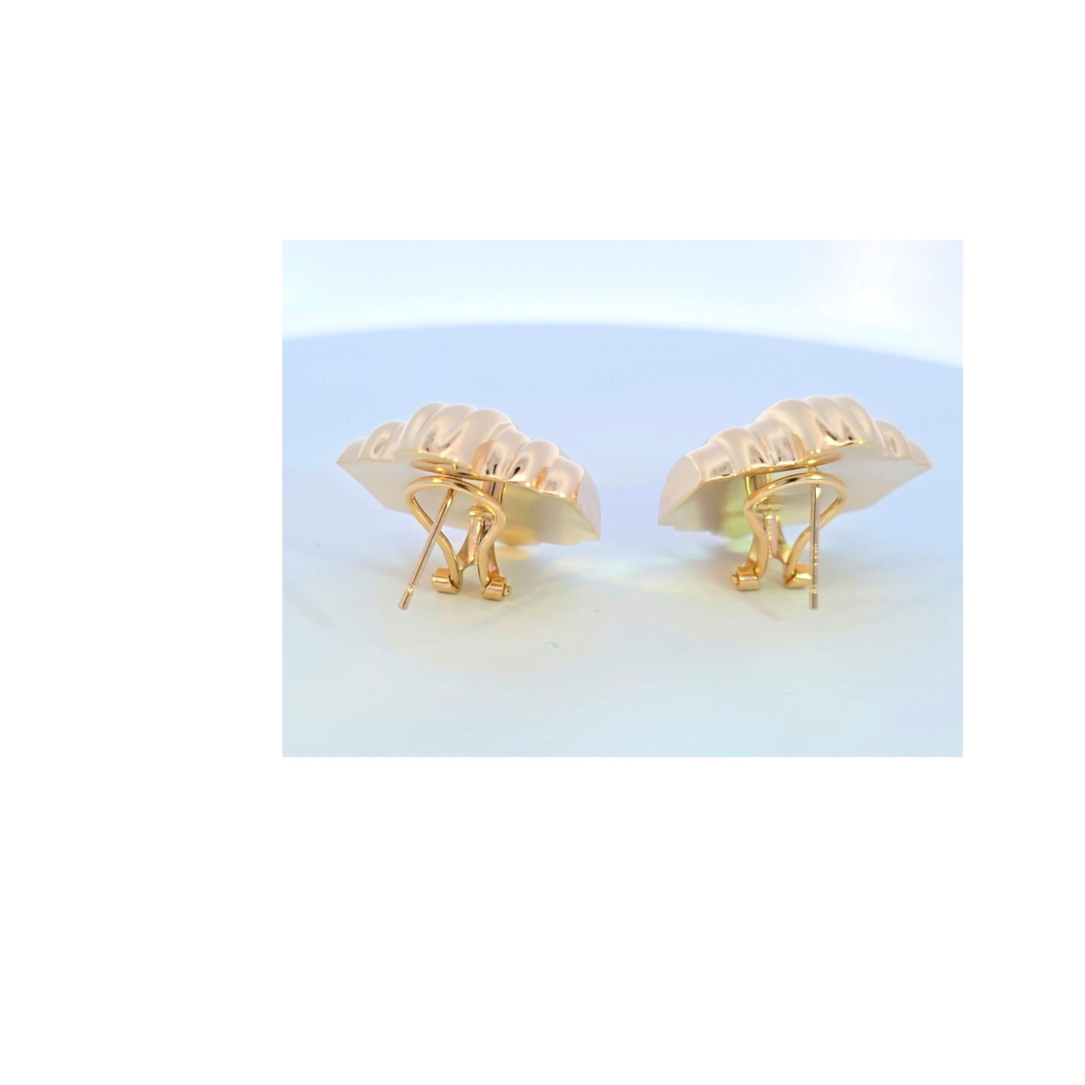 Boucles d'oreilles en or avec dos en oméga en vente 1