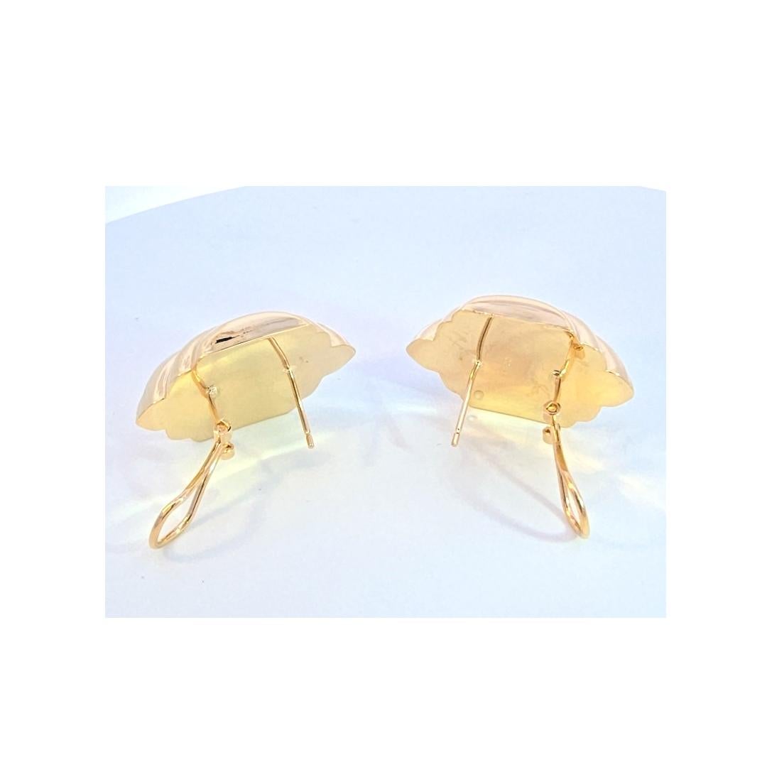 Boucles d'oreilles en or avec dos en oméga en vente 2