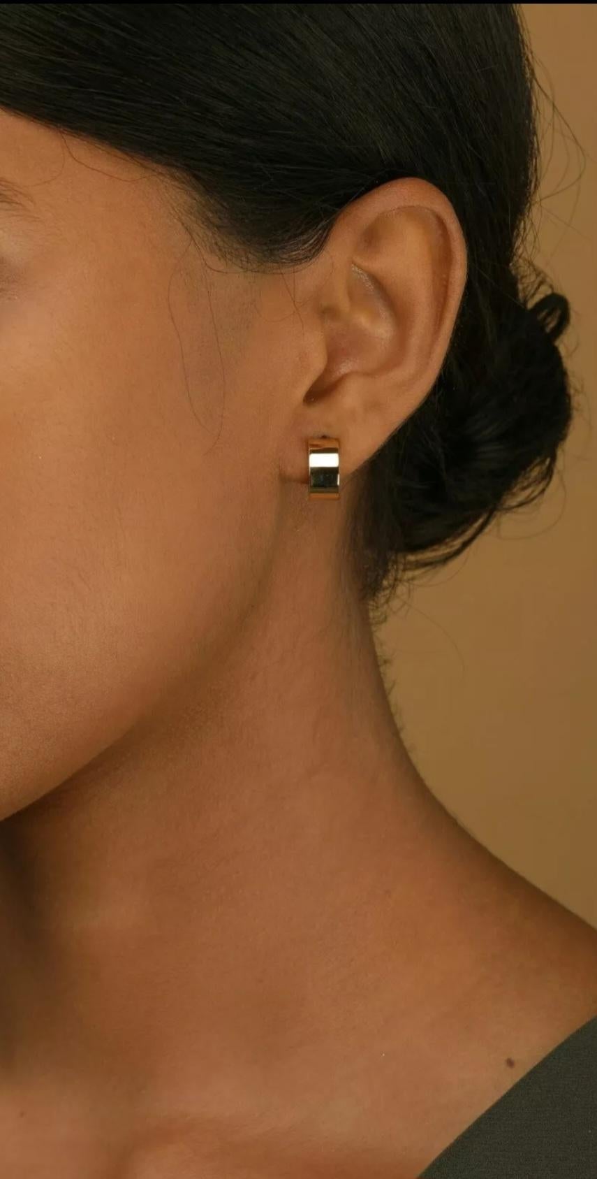 Bold Gold Huggies Earring 14k Solid gold huggies earring Anniversary Gift In New Condition For Sale In Chicago, IL