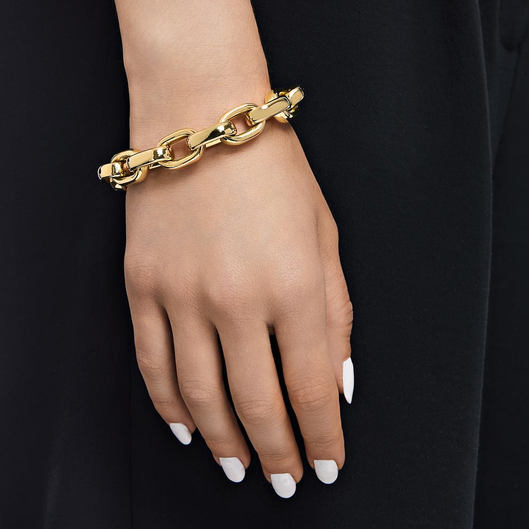 Completa cualquier look con esta exquisita pulsera dorada. Fabricada en Italia con oro amarillo de 18 quilates, esta gruesa pulsera de oro es tan duradera y cómoda como atemporal. Esta pulsera de oro amarillo se convertirá en una de tus favoritas,