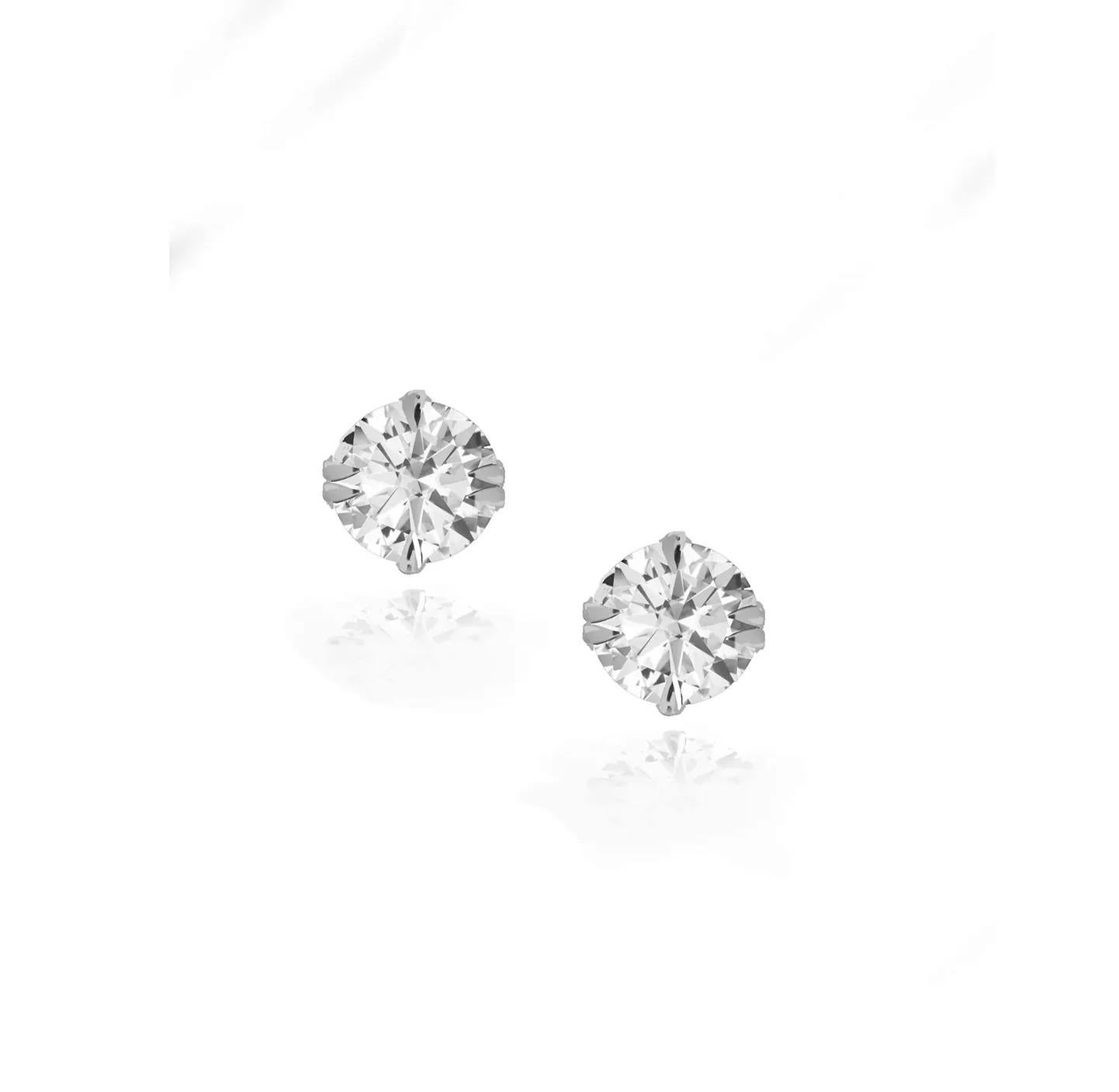 Bold Icon studs featuring a high quality pair of white diamonds in our signature fierce talons.

Pair of 0.30ct diamonds. = 0.60ct total

Ethically sourced natural diamonds

Ethically sourced gold

Featuring a pair  F/GSI grade white diamonds

18ct