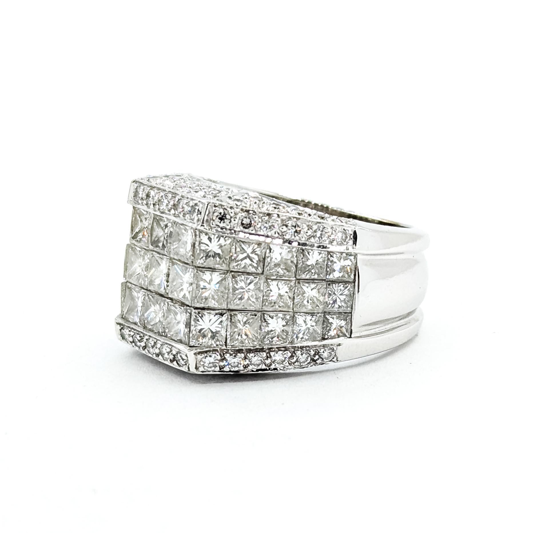 Contemporain Bague cocktail en diamant serti invisible en 18k en vente