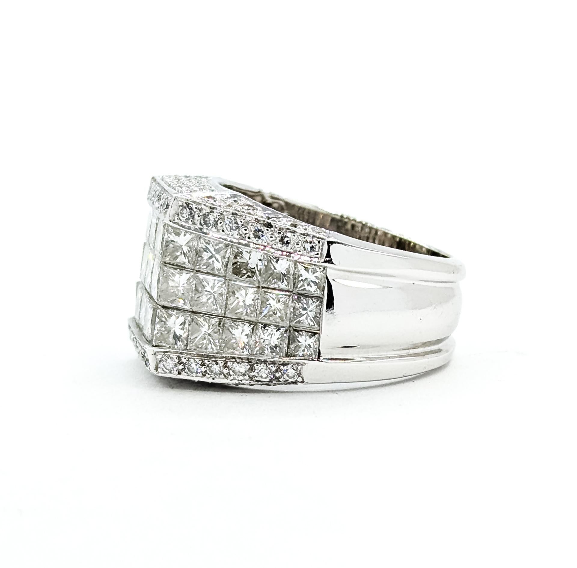 Bague cocktail en diamant serti invisible en 18k en vente 2