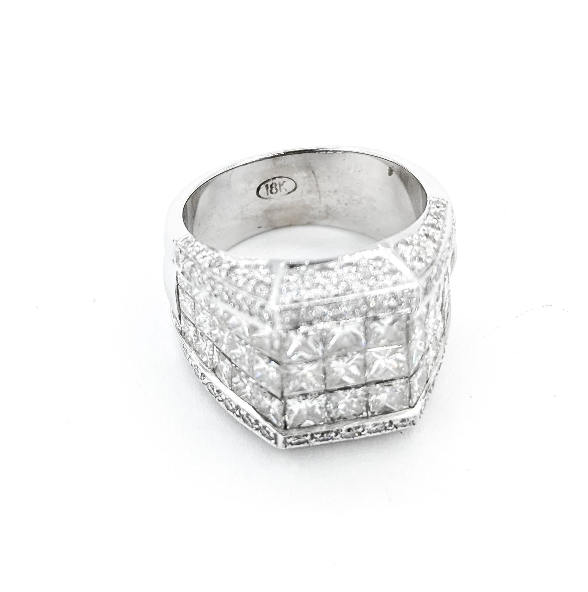 Bague cocktail en diamant serti invisible en 18k en vente 3
