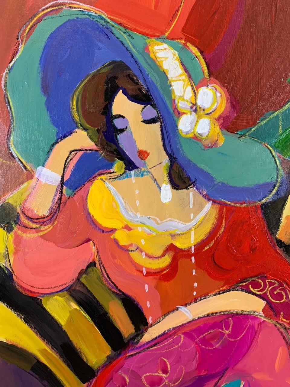 Une peinture classique, audacieuse et colorée de l'artiste israélien Isaac Maimon représentant l'une de ses élégantes Parisiennes assise dans un café sur une chaise rayée noire et jaune et portant un grand chapeau mou. Maté et magnifiquement encadré