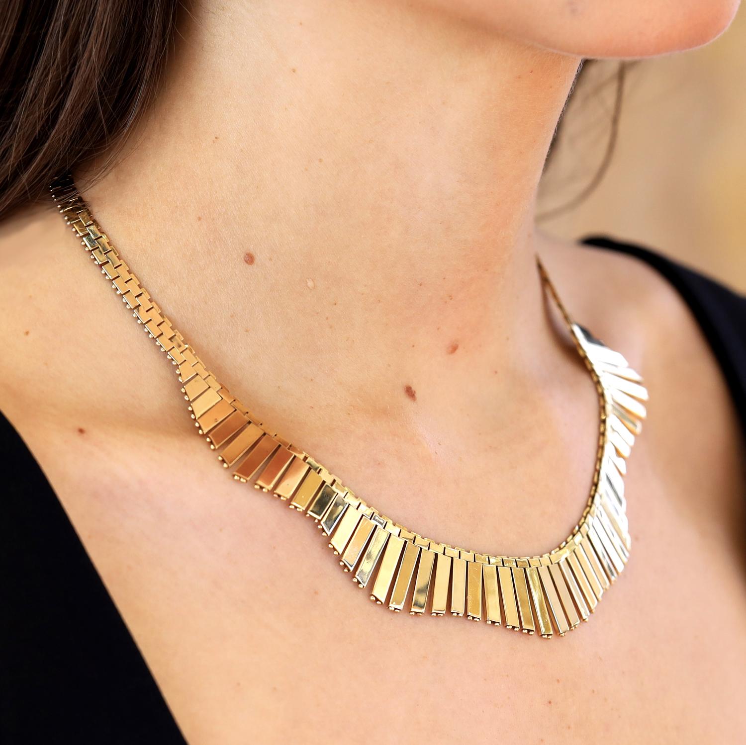 Bold Italian Gold Vintage 18k Fringed Cleopatra Bib Necklace In Good Condition For Sale In Santa Barbara, CA