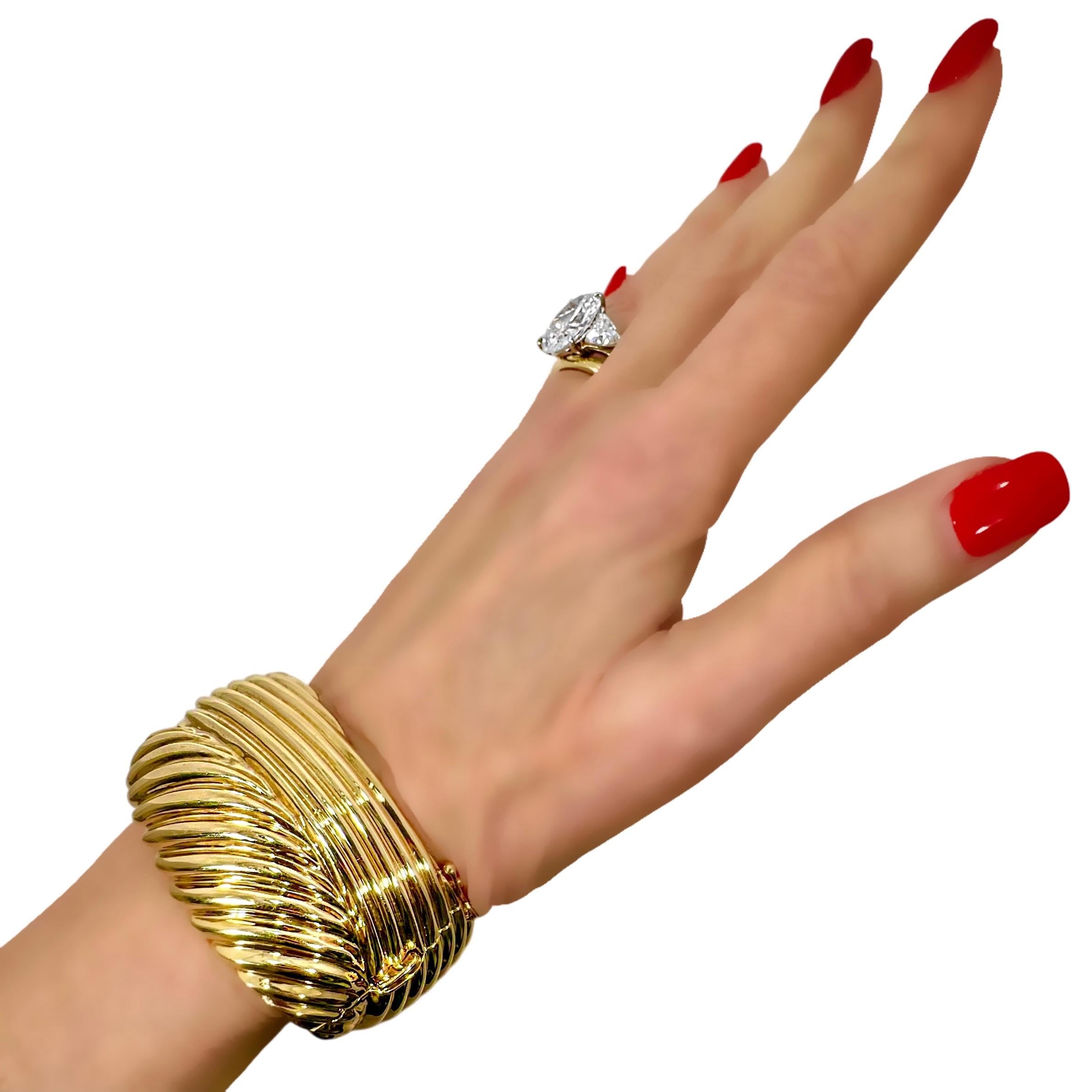 Or jaune 14K de la fin du 20e siècle 
Bracelet manchette design de 1 3/16 pouces de large en vente 6