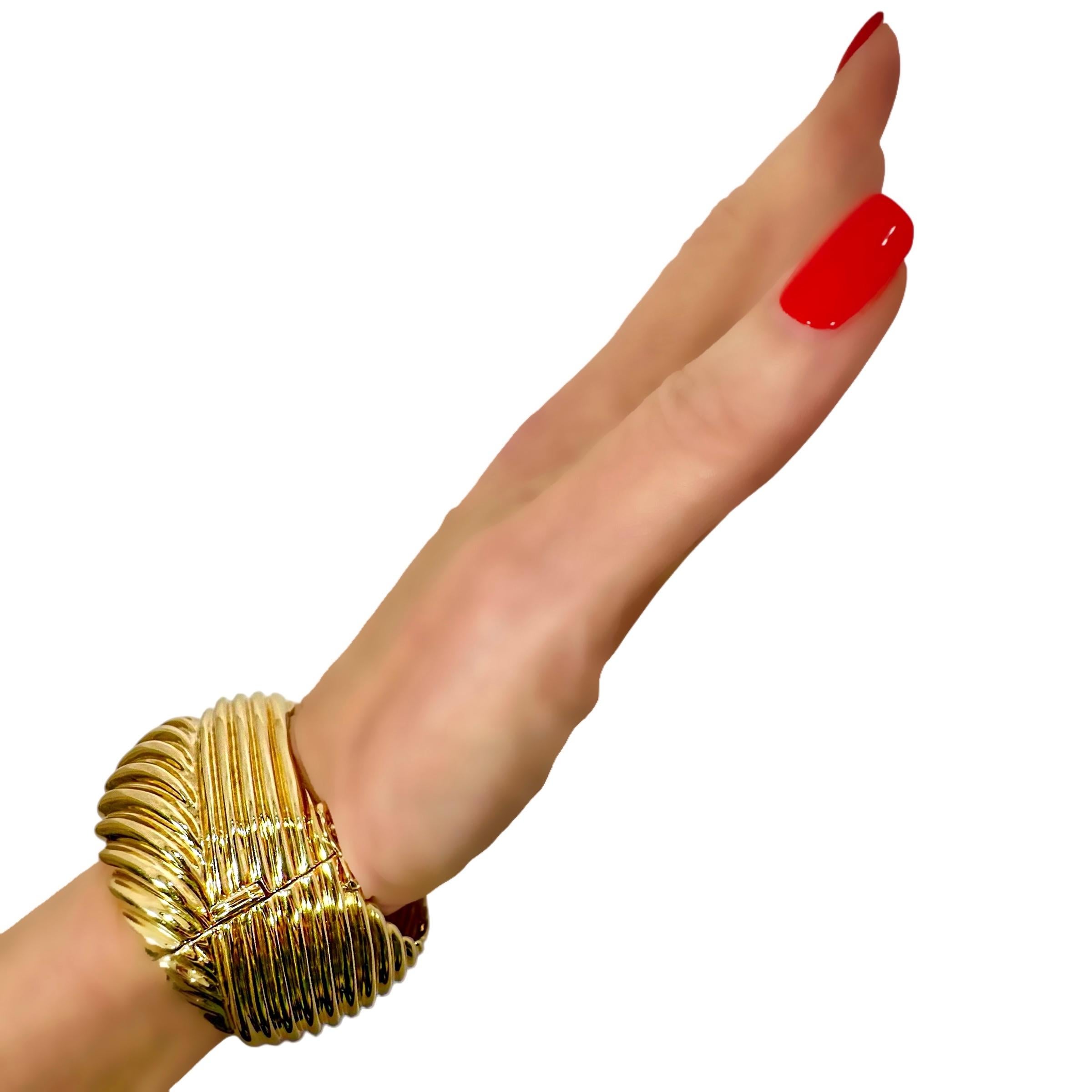 Or jaune 14K de la fin du 20e siècle 
Bracelet manchette design de 1 3/16 pouces de large en vente 7
