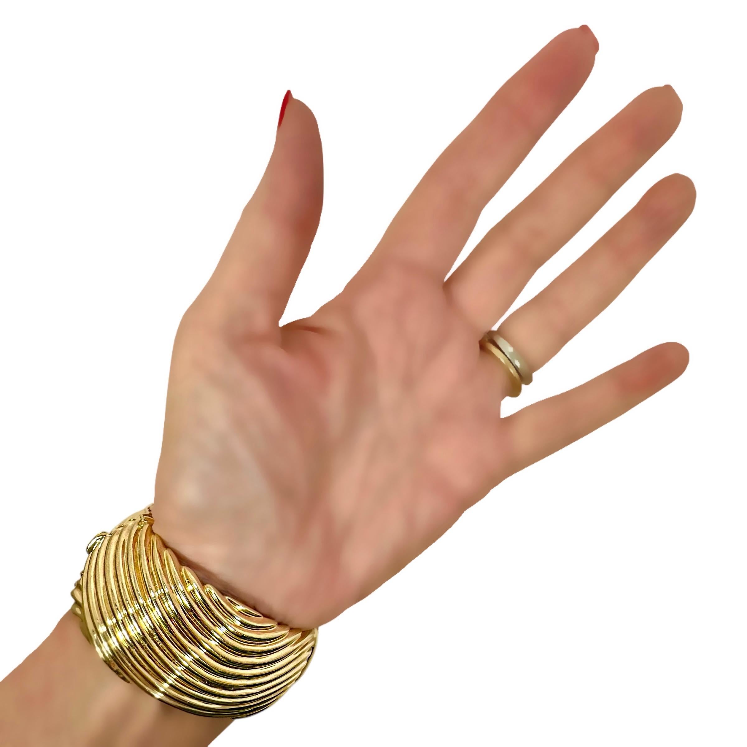 Or jaune 14K de la fin du 20e siècle 
Bracelet manchette design de 1 3/16 pouces de large en vente 8