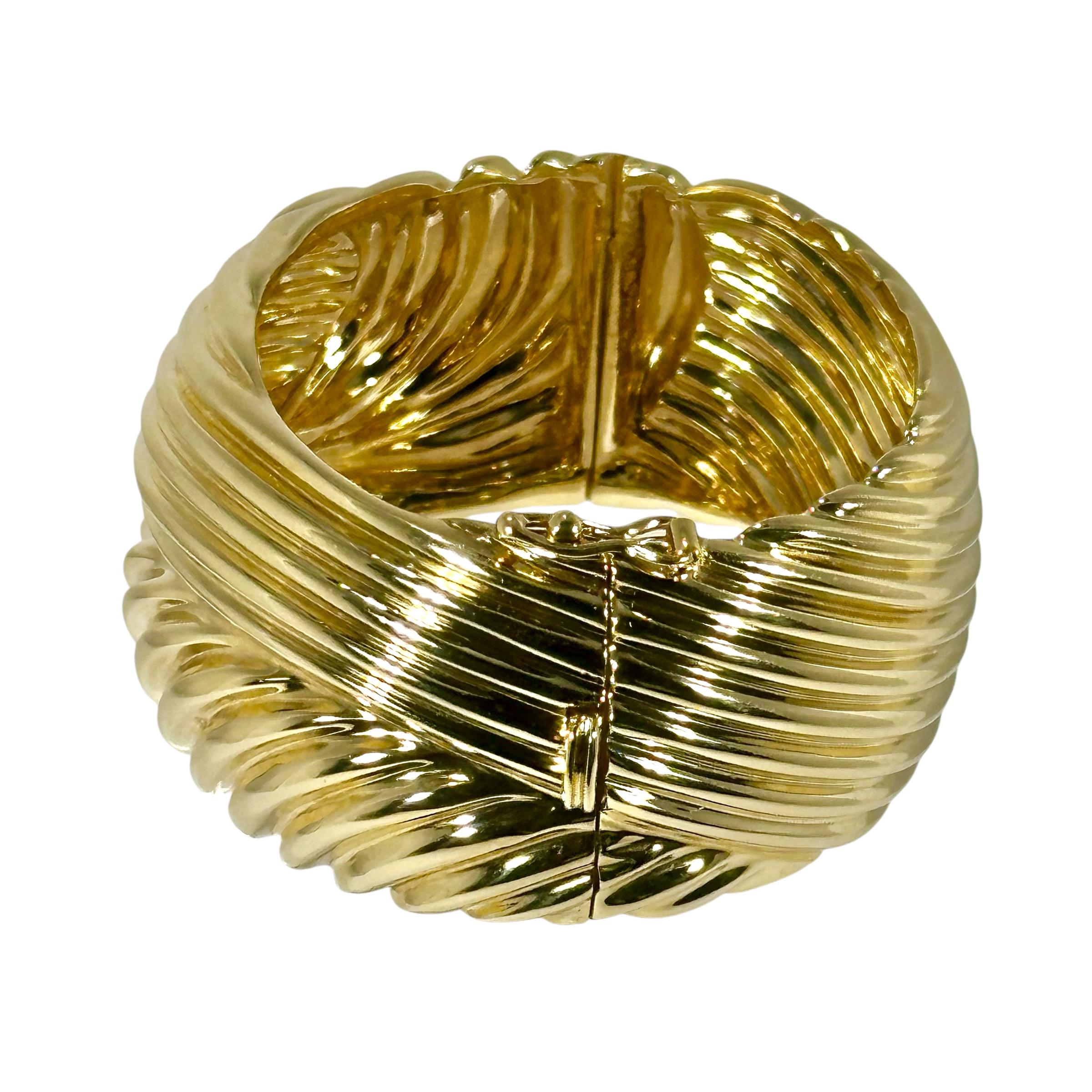 Moderne Or jaune 14K de la fin du 20e siècle 
Bracelet manchette design de 1 3/16 pouces de large en vente