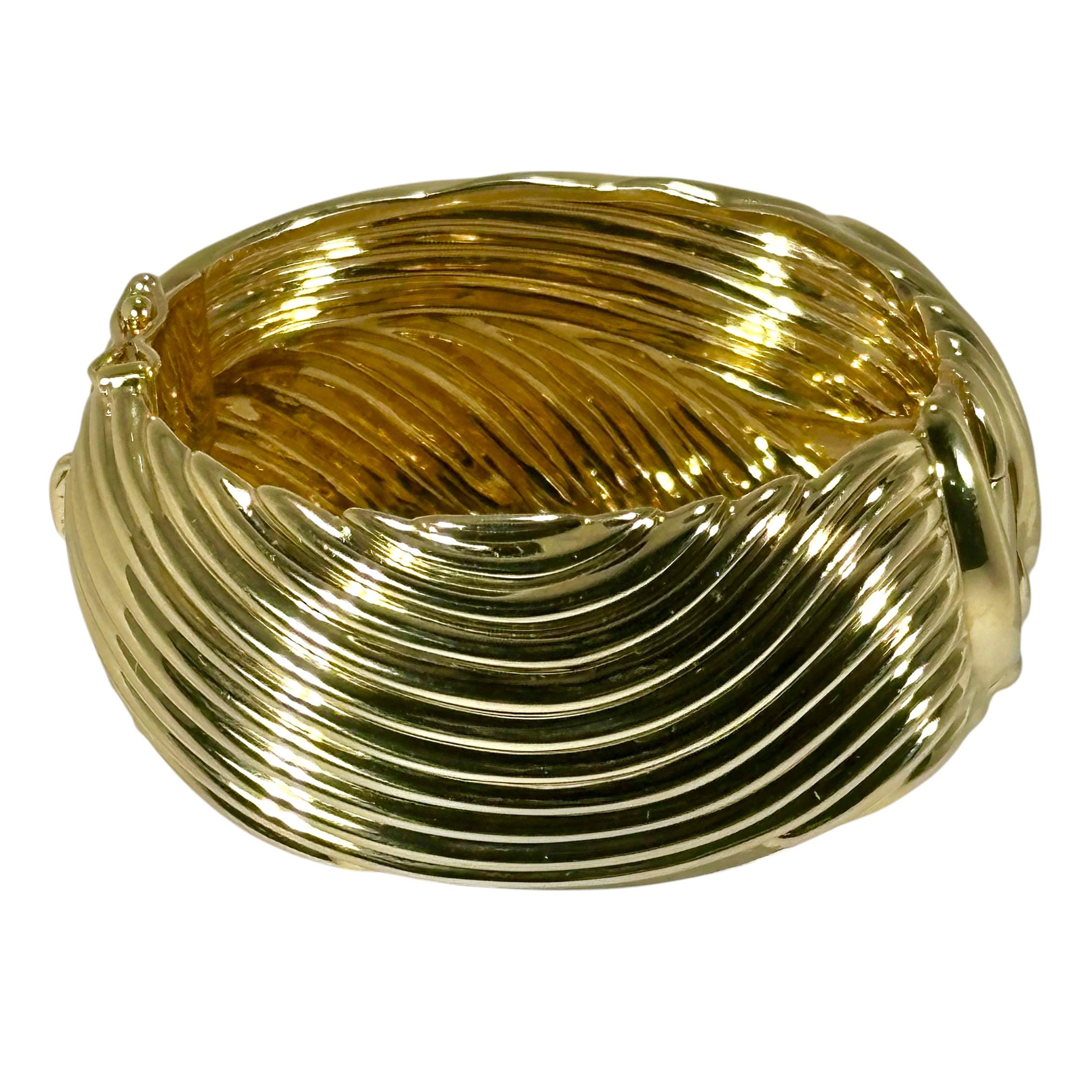 Or jaune 14K de la fin du 20e siècle 
Bracelet manchette design de 1 3/16 pouces de large Bon état - En vente à Palm Beach, FL