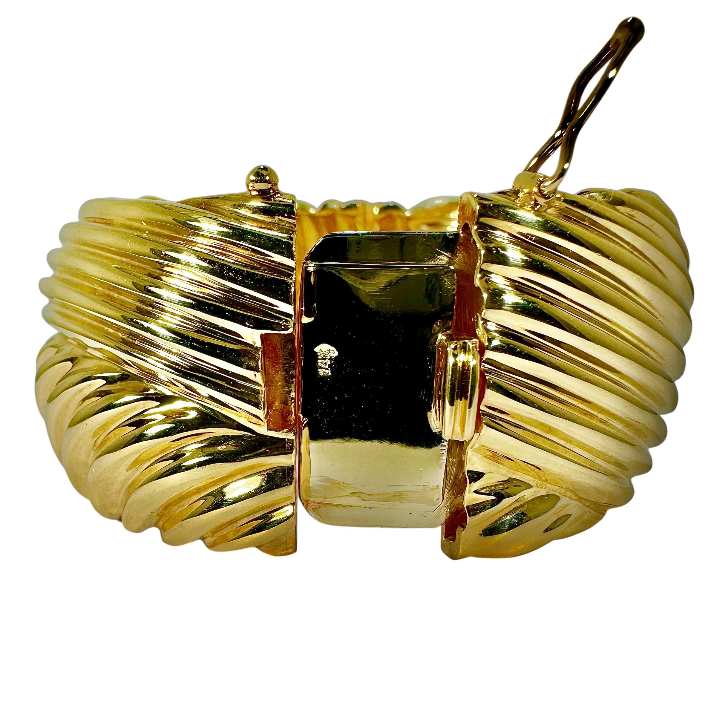 Or jaune 14K de la fin du 20e siècle 
Bracelet manchette design de 1 3/16 pouces de large en vente 1