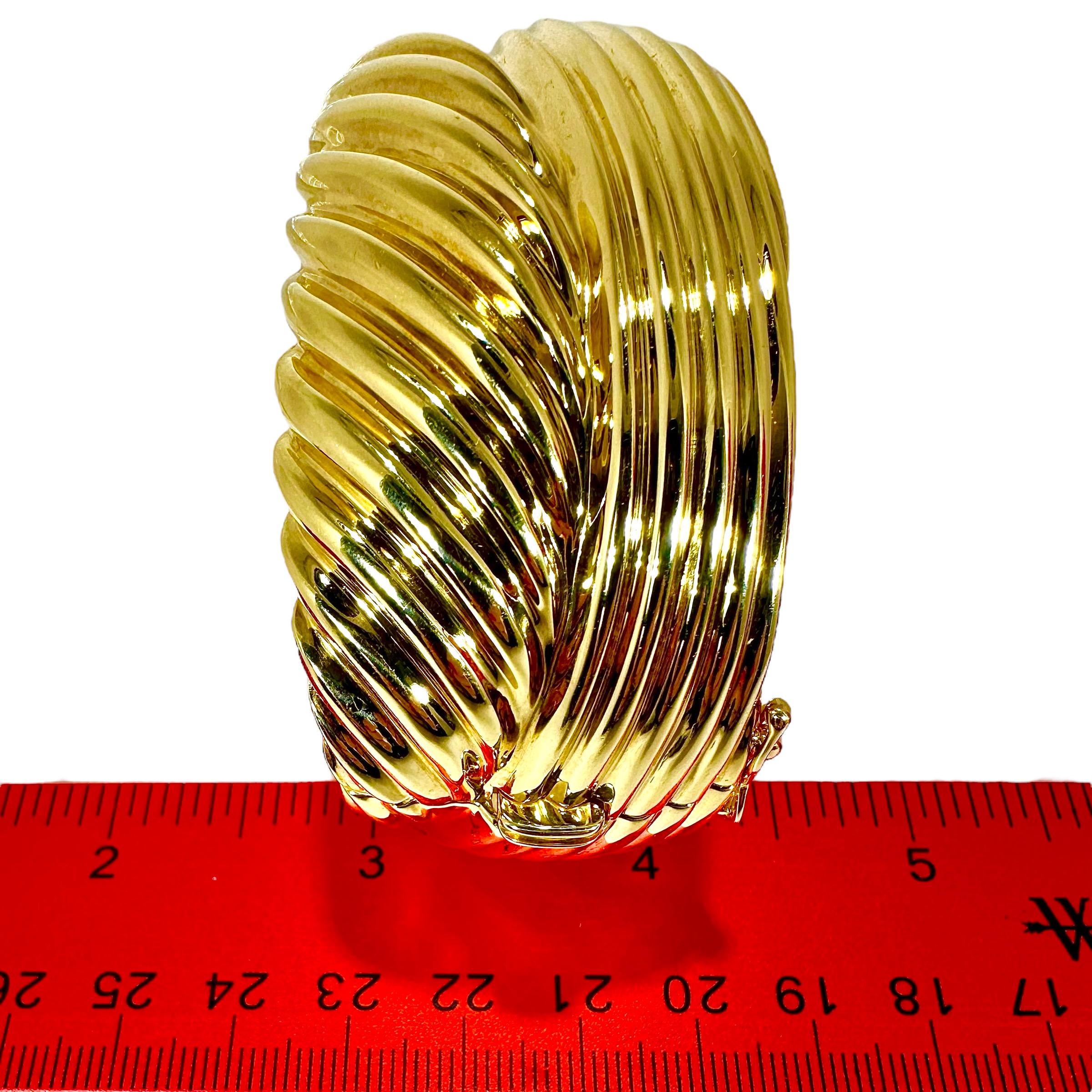 Or jaune 14K de la fin du 20e siècle 
Bracelet manchette design de 1 3/16 pouces de large en vente 2