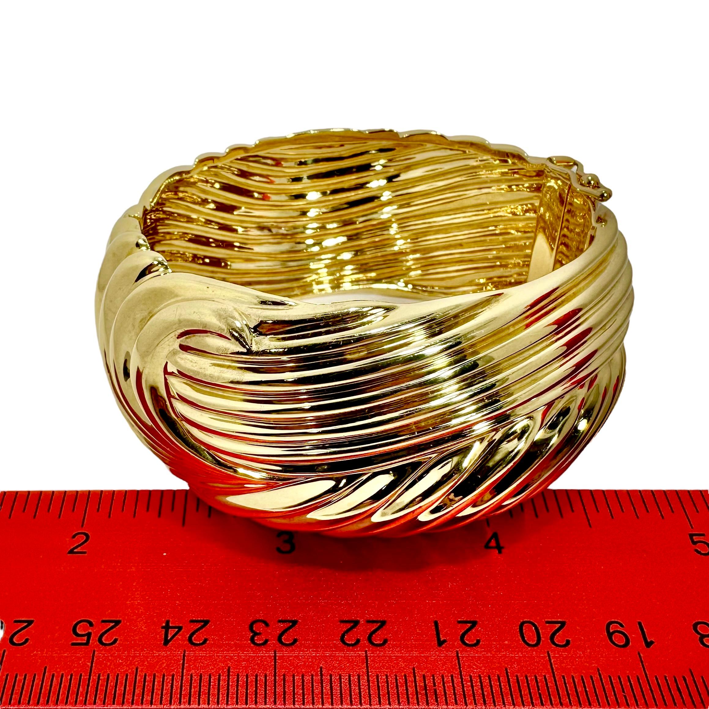Or jaune 14K de la fin du 20e siècle 
Bracelet manchette design de 1 3/16 pouces de large en vente 3