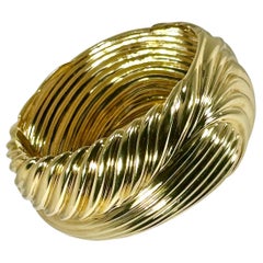 Kühnes spätes 20. Jahrhundert 14K Gelbgold 
1 3/16 Zoll breites Designer-Manschettenarmband