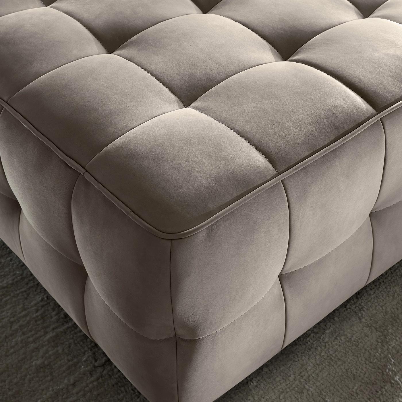 Als perfekte Ergänzung zu dem kühnen Sofa wird dieser Hocker mit seinen klassischen Details, die nie aus der Mode kommen, zum Mittelpunkt eines jeden Raumes. Das von Marzia und Leo Dainelli entworfene Möbelstück besteht aus einem rechteckigen