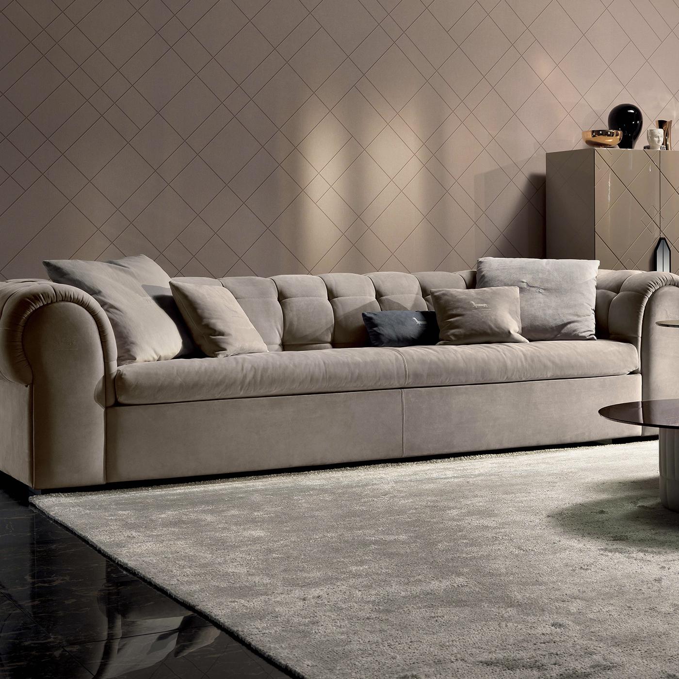 Mit seiner vom Chesterfield-Stil inspirierten Silhouette passt dieses Sofa in jedes traditionelle, moderne, Boho oder zeitgenössische Wohnzimmer. Der einladende Sessel Silhouette ist vollständig aus Massivholz gefertigt, hat eine niedrige Sitzhöhe