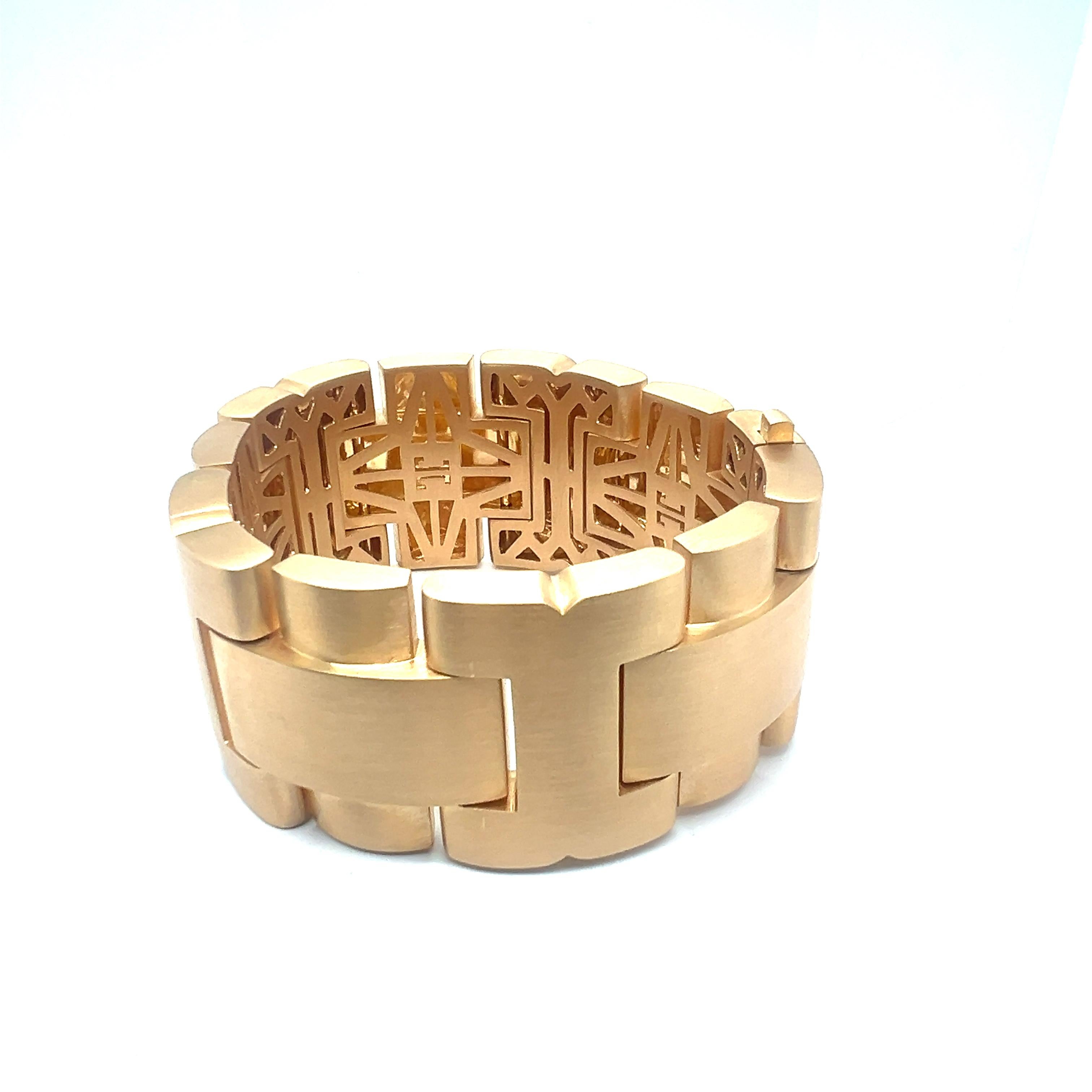 Introducing our stunning 18 Karat rose gold bracelet, a mesmerizing creation fashioned from solid links, embellished with a detailed internal graphic pattern. Despite its impressive weight of 190.79 grams, the bracelet gracefully accentuates the