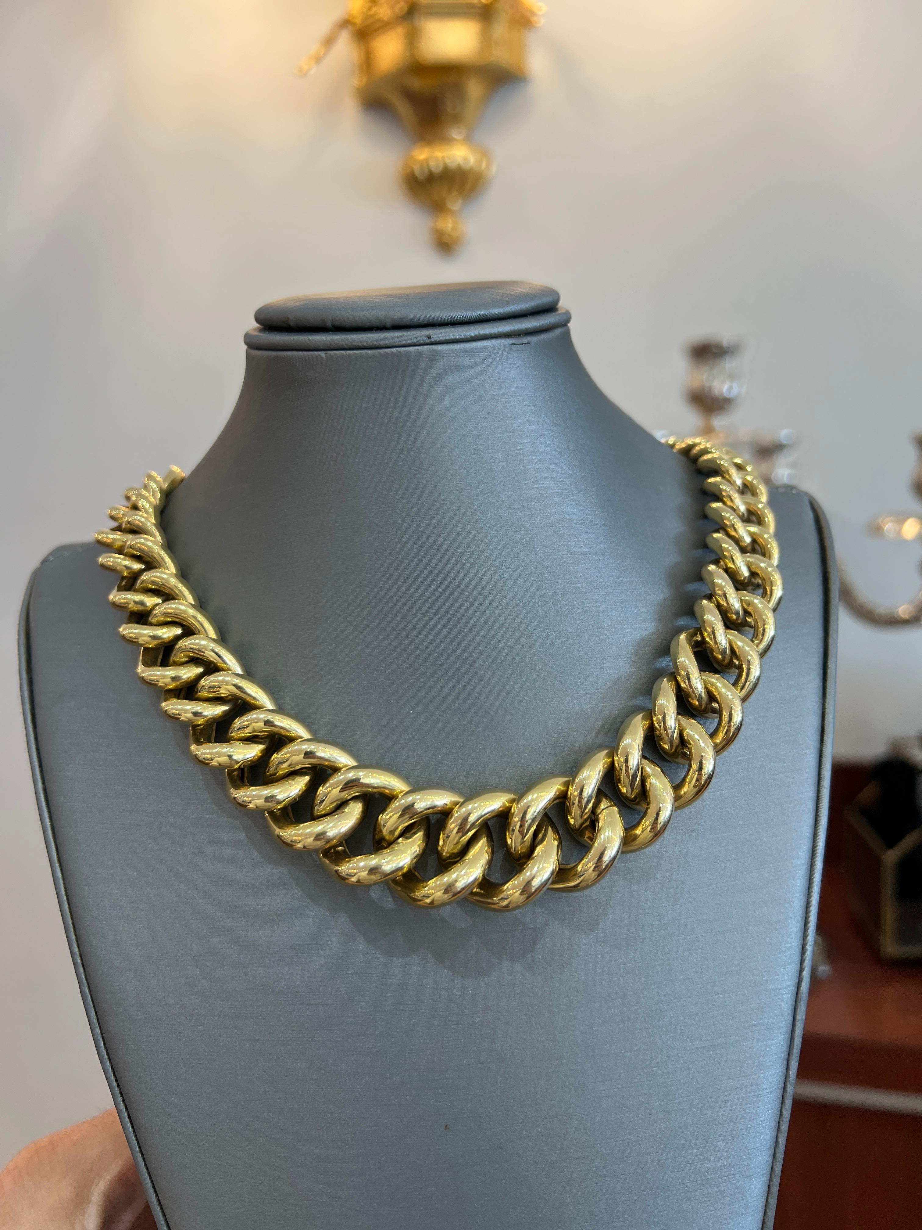 Modern Bold Look Graduated Miami Cuban Curb Link Ladies Necklace 1980s, 14K Yellow Gold For Sale