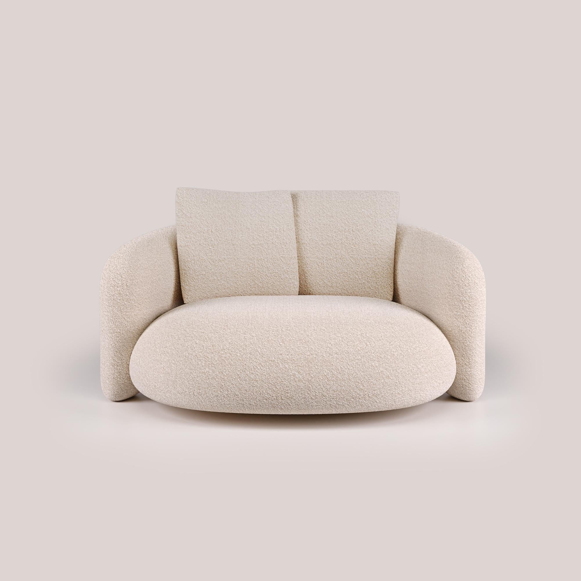 Il letto Bold Love è una straordinaria espressione di lusso e comfort, che trascende le nozioni convenzionali di relax. L'eccellenza, frutto di decenni di esperienza nel campo del design, è messa in mostra dalla sua silhouette liscia, che offre
