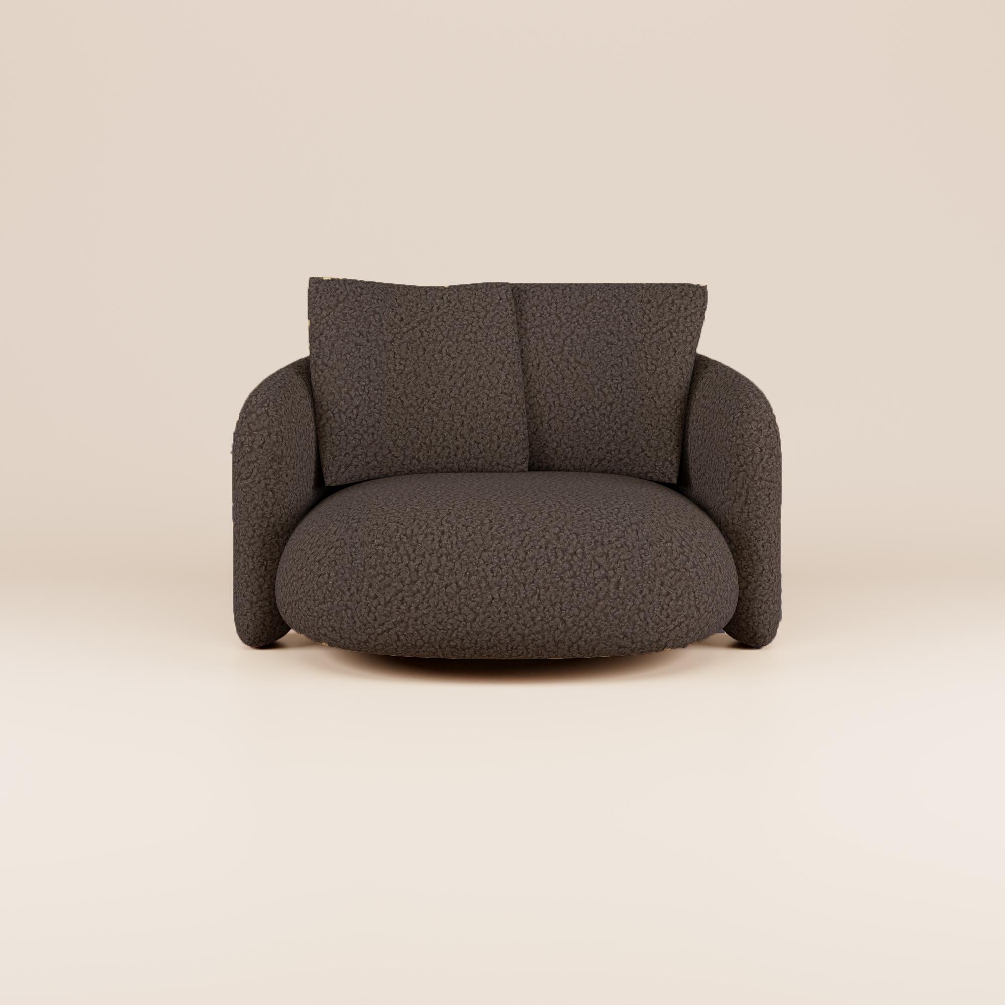 Expressing modern design excellence, the Bold Love Seat is a testament to the artistry of luxury living. Decades of design expertise are showcased through an elegant and refined aesthetic. Its inviting design features a clean, sleek silhouette that