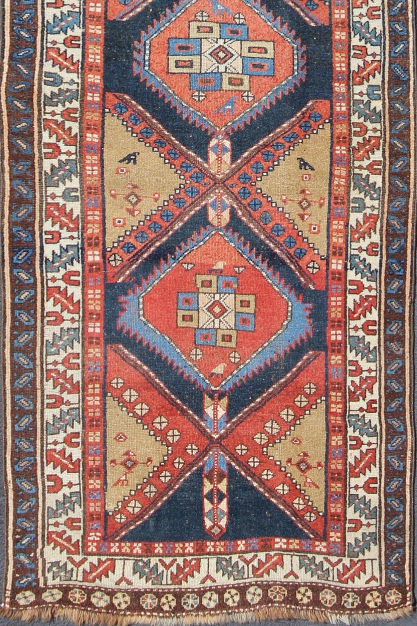 Tapis de galerie antique Persan Heriz avec médaillon sub-géométrique dans des tons colorés, tapis gng-4774, pays d'origine / type : Iran / Heriz, circa 1910

Cet ancien chemin de table persan Heriz, originaire du nord-ouest de l'Iran, présente un