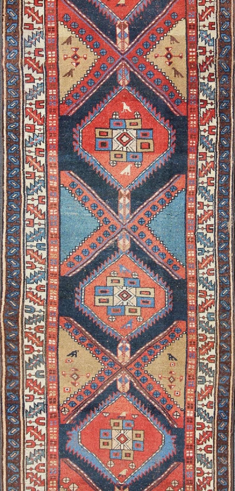 Heriz Serapi Tapis de couloir persan Heriz ancien audacieux à motif de médaillons dans les tons rouges et bleus