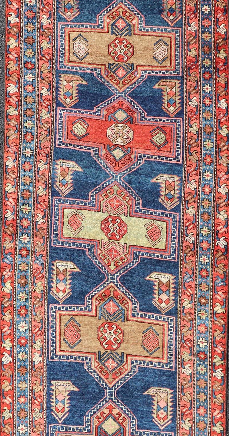 Heriz Serapi Tapis de couloir persan Heriz ancien audacieux à motif de médaillons dans les tons rouges et bleus en vente