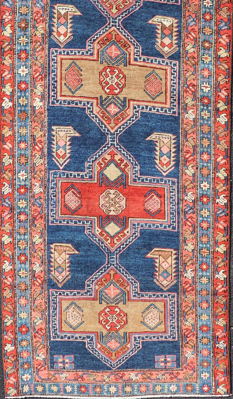 Perse Tapis de couloir persan Heriz ancien audacieux à motif de médaillons dans les tons rouges et bleus en vente
