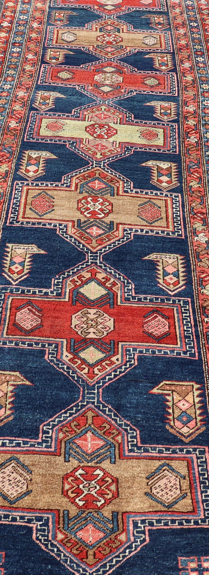 Noué à la main Tapis de couloir persan Heriz ancien audacieux à motif de médaillons dans les tons rouges et bleus en vente