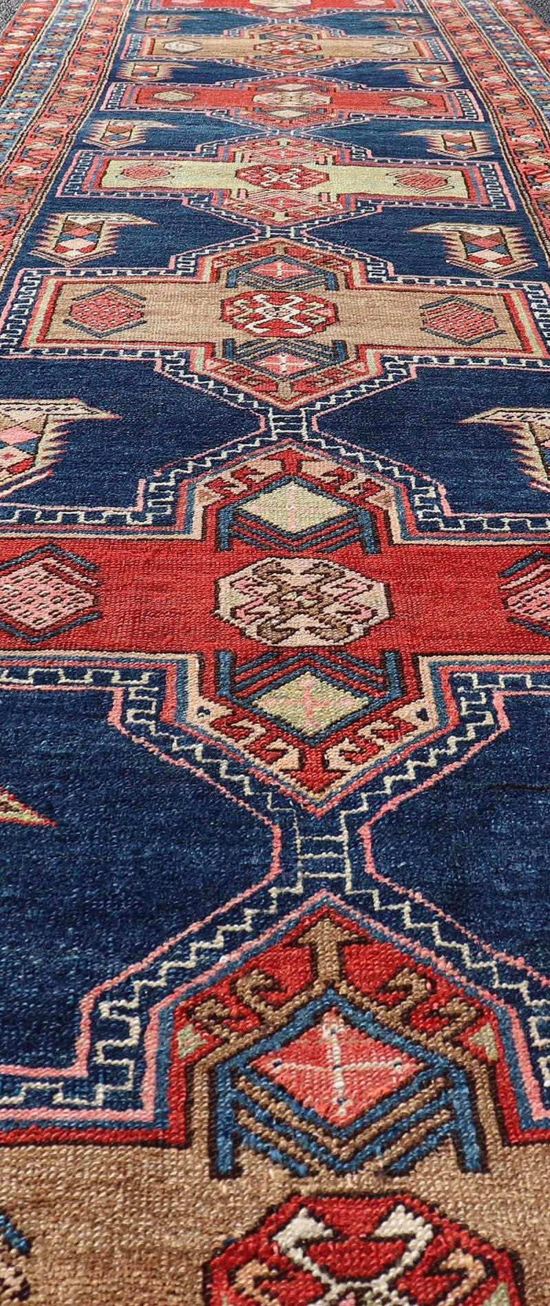 Tapis de couloir persan Heriz ancien audacieux à motif de médaillons dans les tons rouges et bleus Bon état - En vente à Atlanta, GA