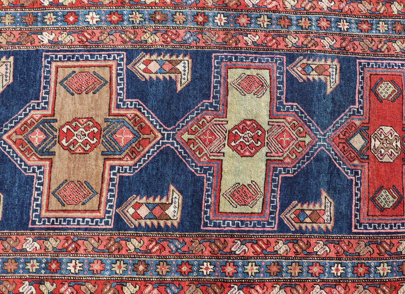 20ième siècle Tapis de couloir persan Heriz ancien audacieux à motif de médaillons dans les tons rouges et bleus en vente