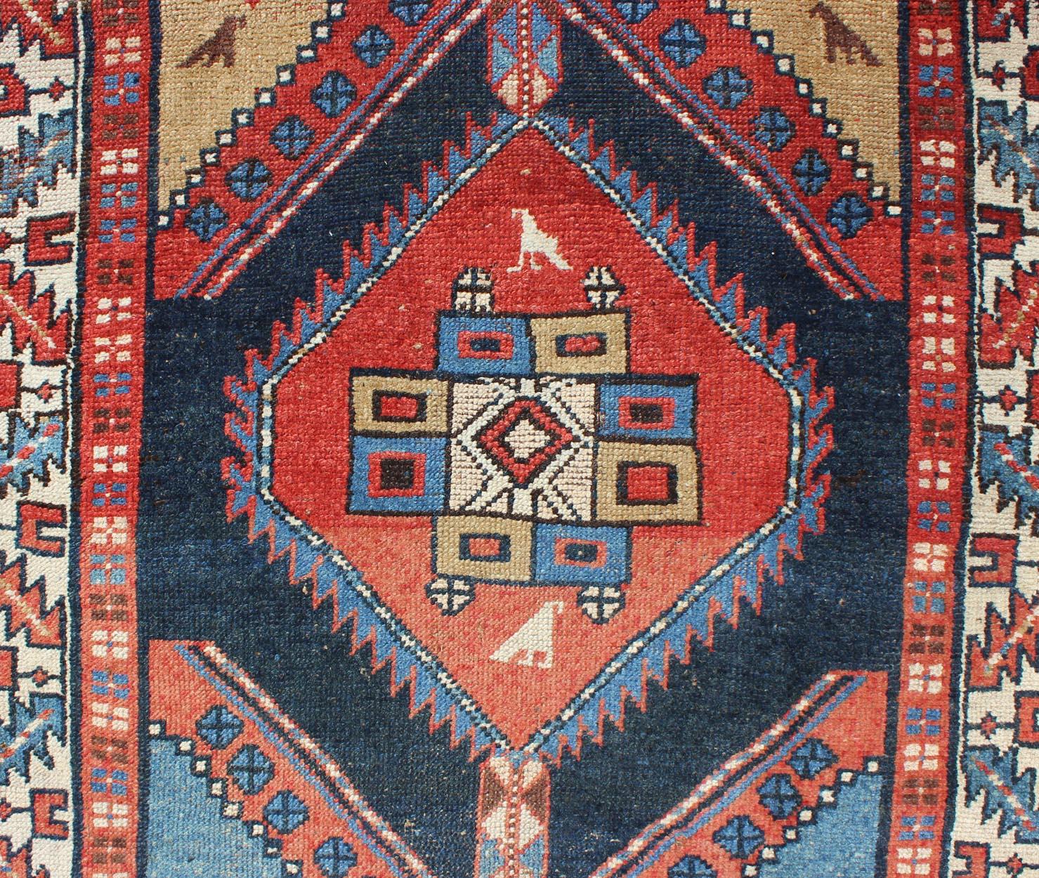 Laine Tapis de couloir persan Heriz ancien audacieux à motif de médaillons dans les tons rouges et bleus