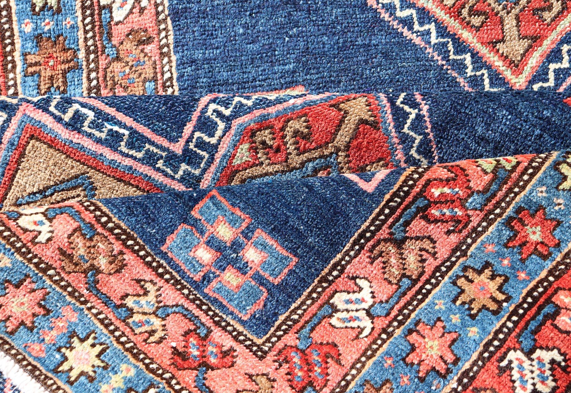 Laine Tapis de couloir persan Heriz ancien audacieux à motif de médaillons dans les tons rouges et bleus en vente
