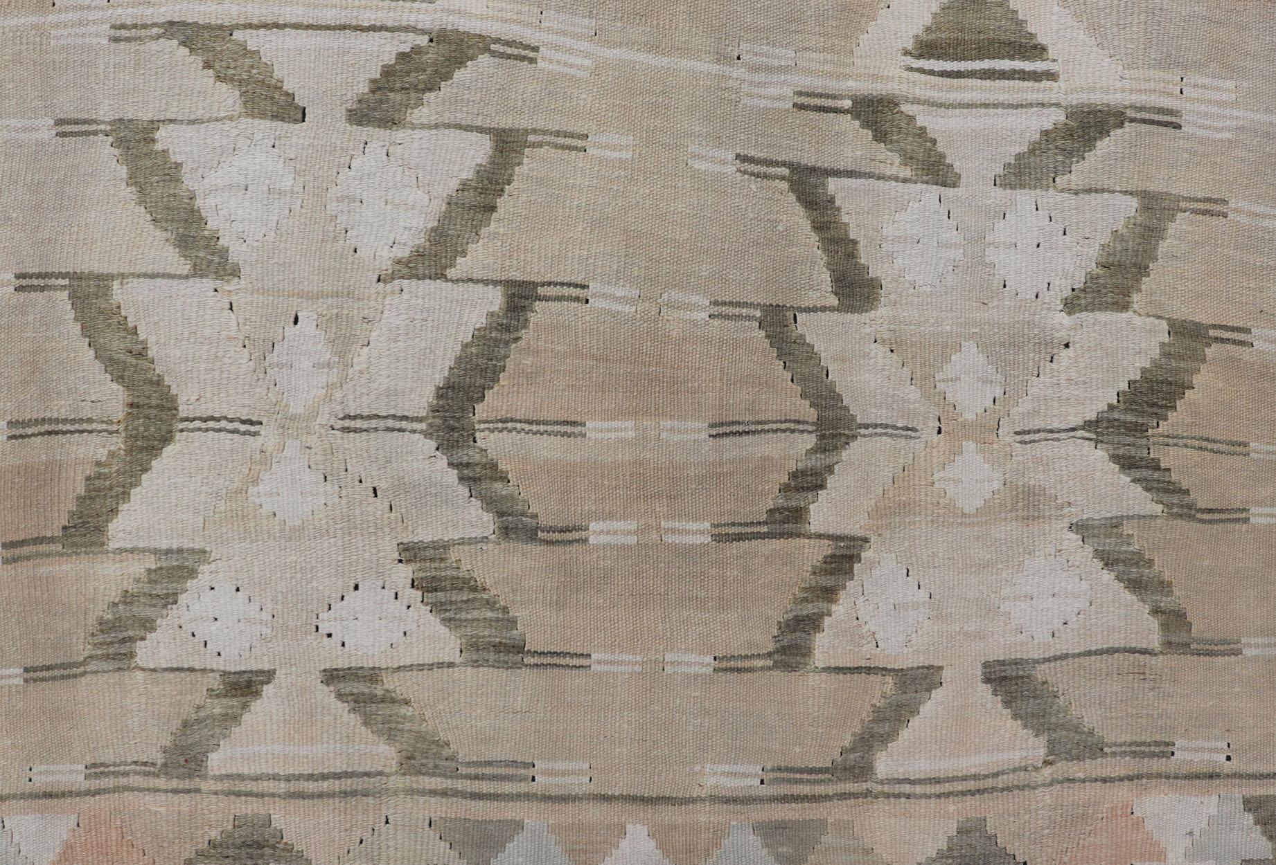 Bold Medallion Design Turkish Flat Weave Kilim Rug With Earthy Tones and Green  In Good Condition For Sale In Atlanta, GA