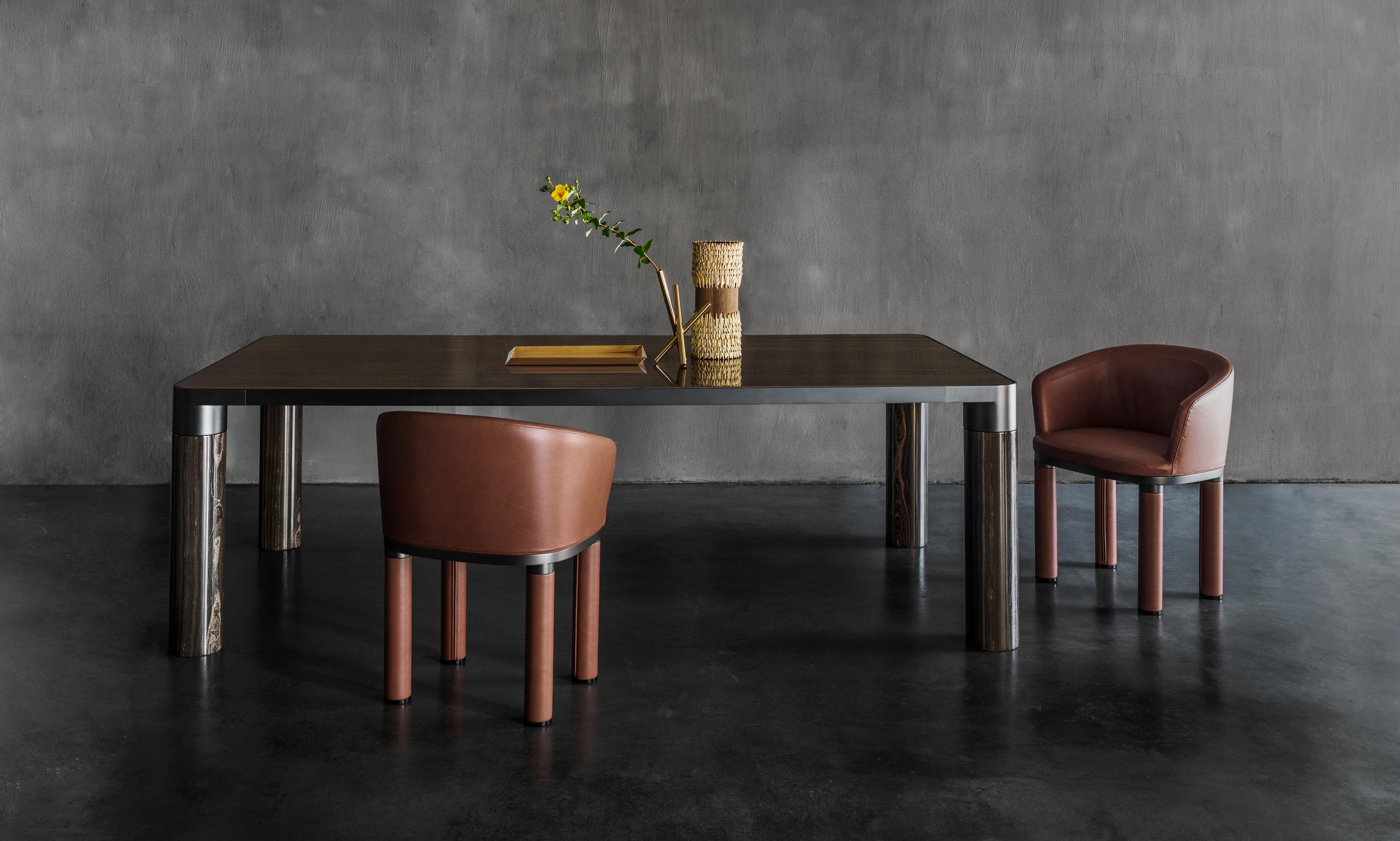 Mesa de Comedor Mediana Atrevida con Tablero de Mármol Emperador y Oro Negro Italiano en venta