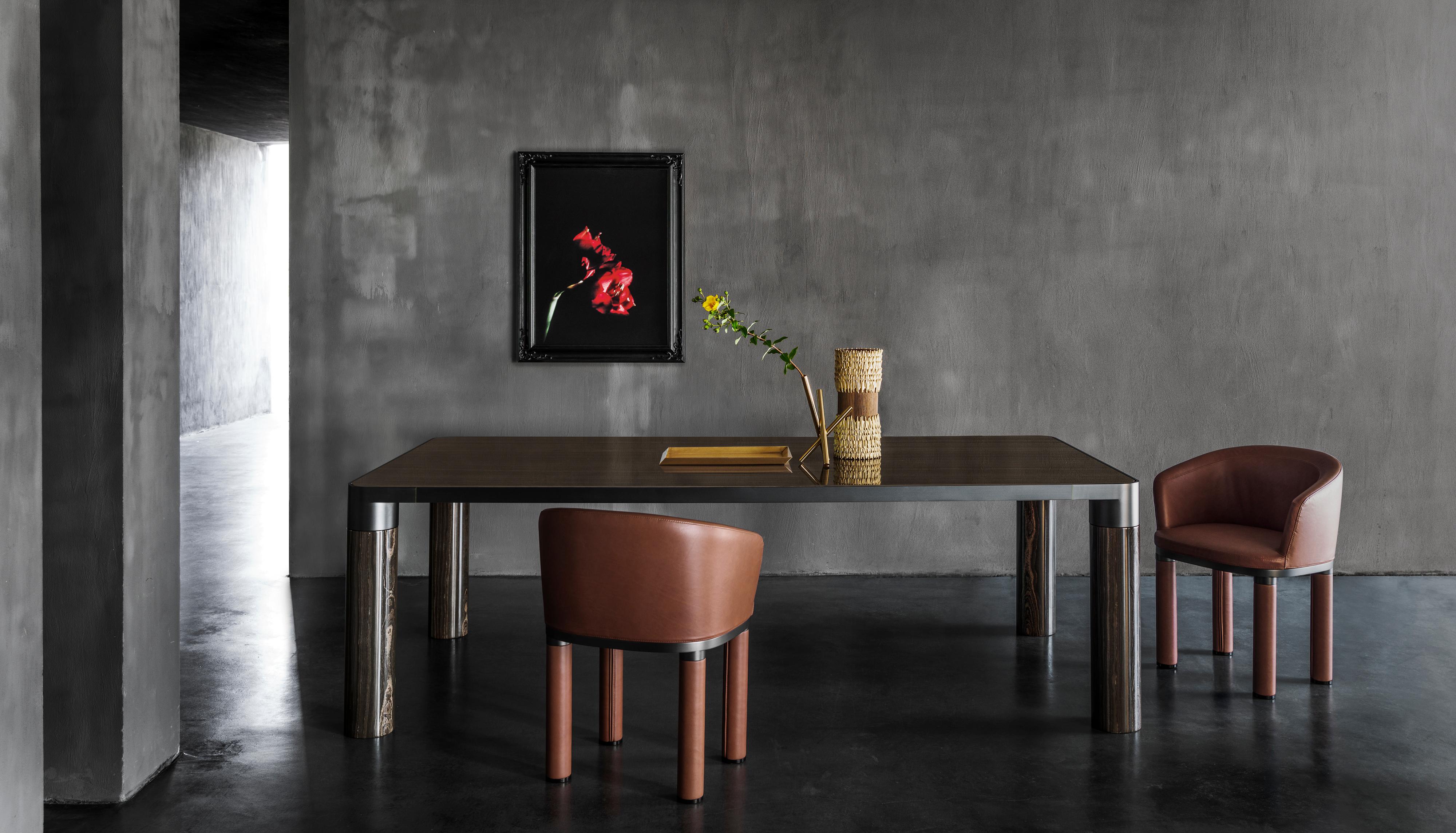Mesa de Comedor Mediana Atrevida con Tablero de Mármol Emperador y Oro Negro en Excelente estado para la venta en Brooklyn, NY