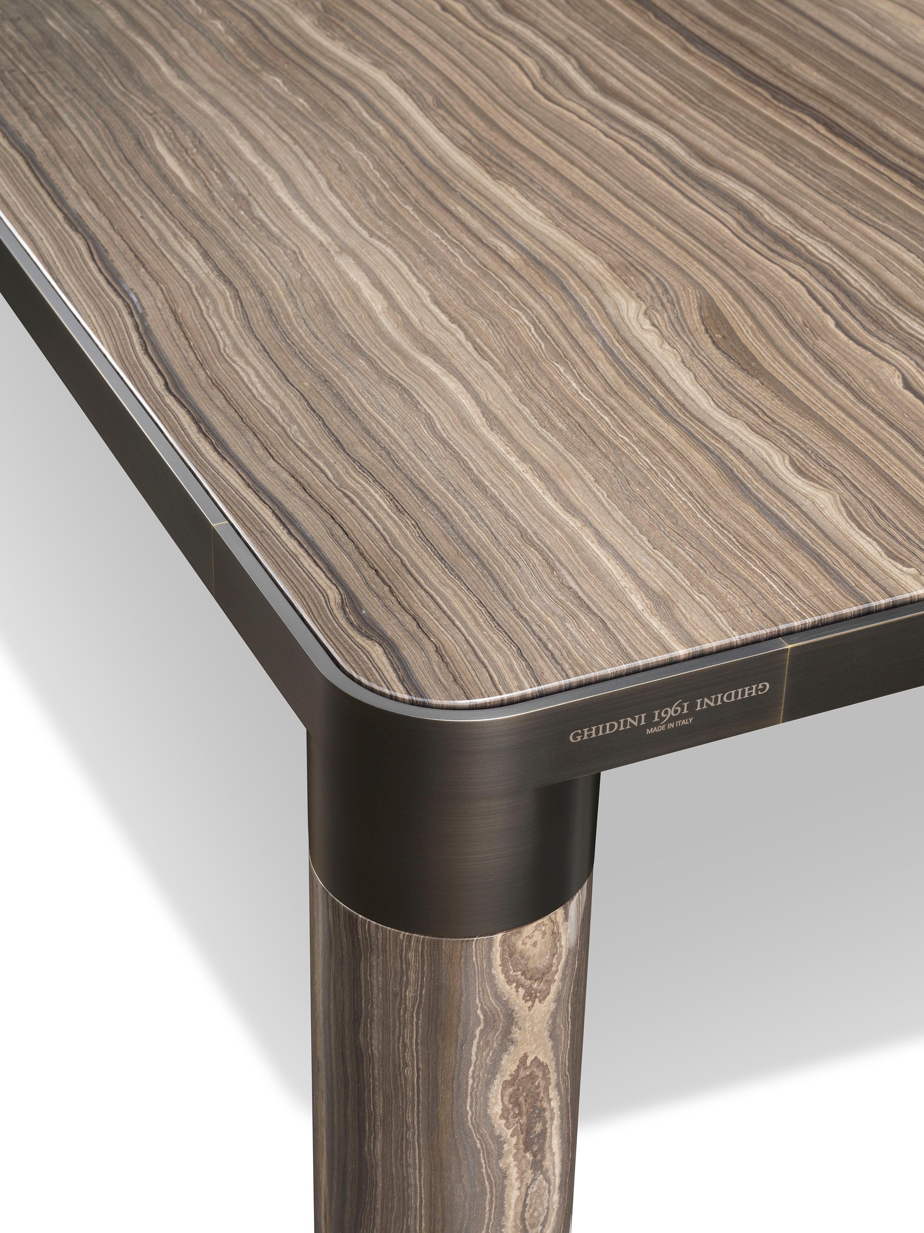 Table de salle à manger moyenne audacieuse avec plateau en marbre Eramosa et or noir Excellent état - En vente à Brooklyn, NY