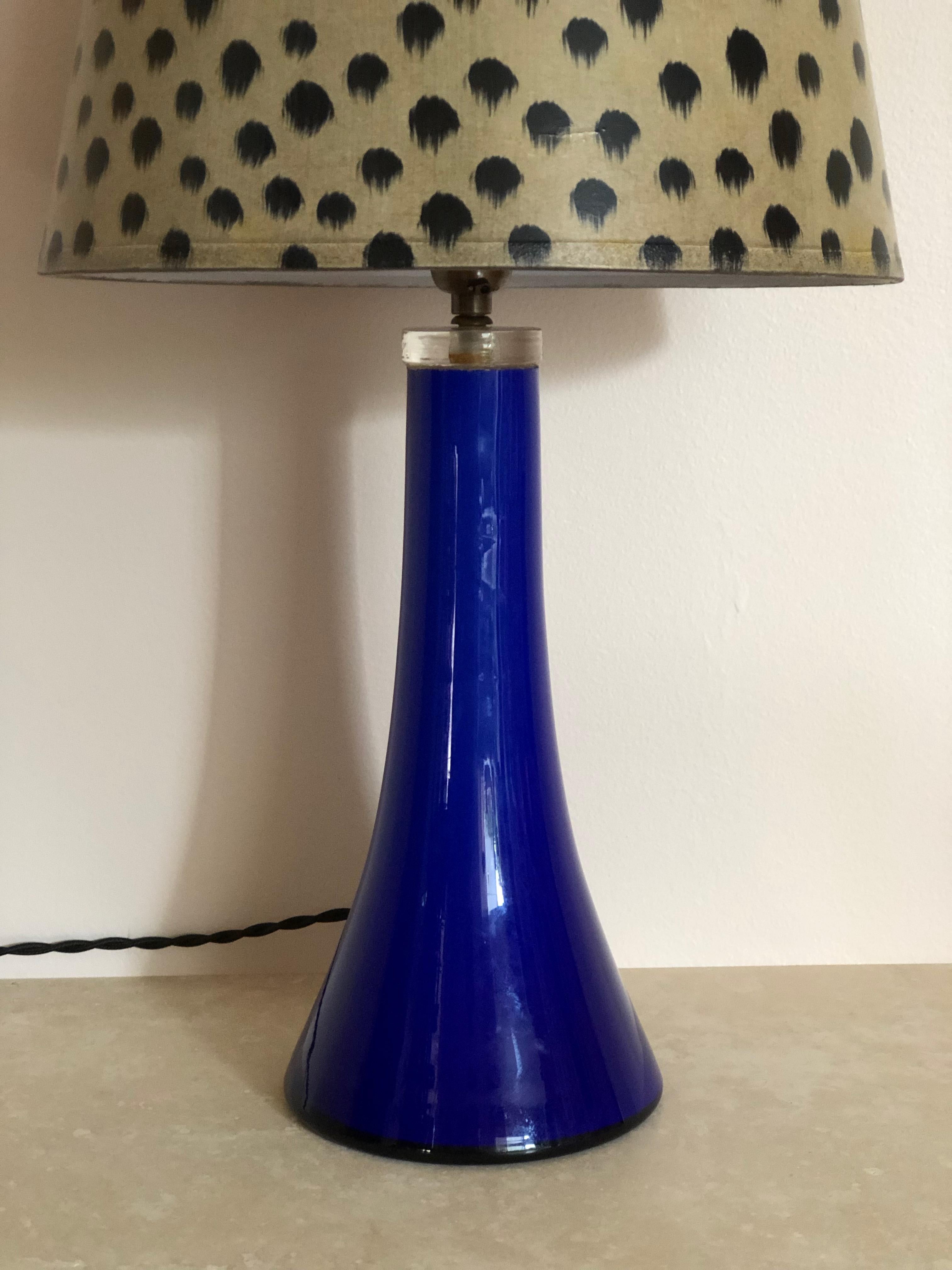 Suédois Lampe de table colorée du milieu du siècle en verre bleu profond. 1960s. en vente