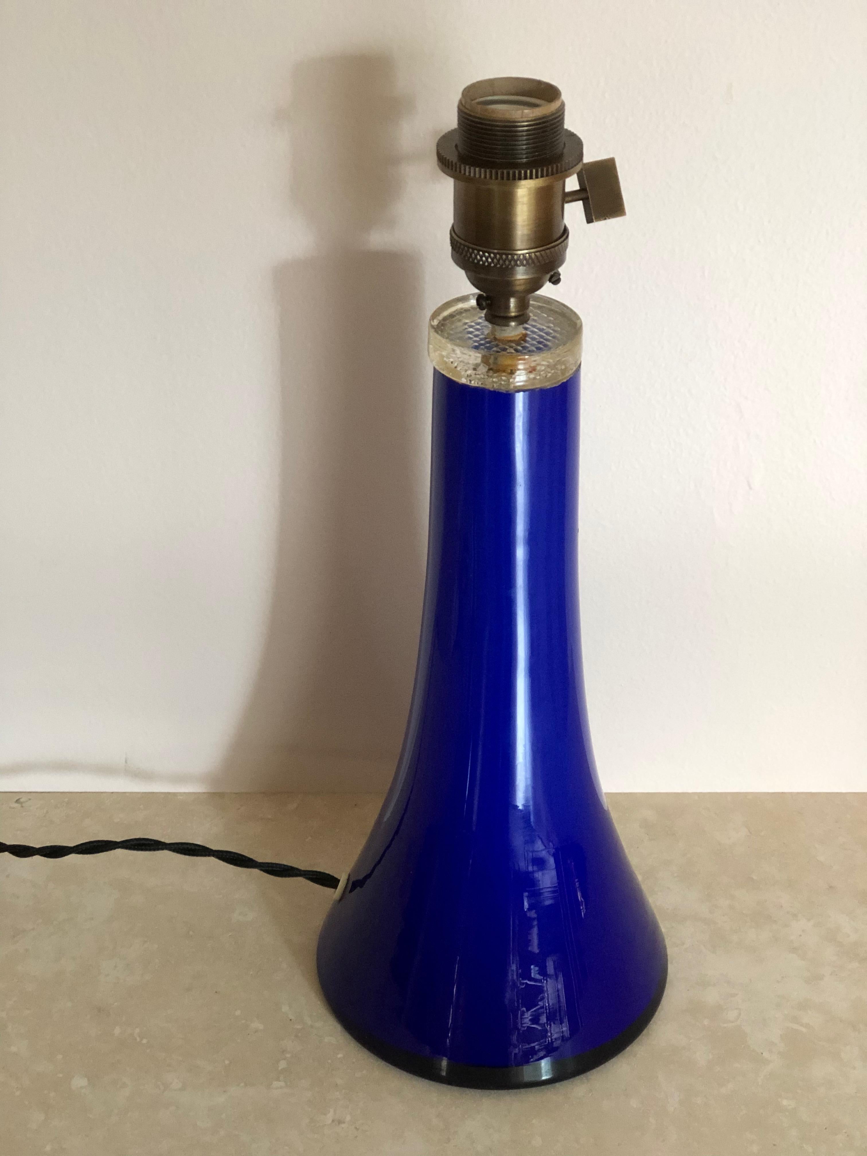 Lampe de table colorée du milieu du siècle en verre bleu profond. 1960s. Bon état - En vente à Bromma, SE