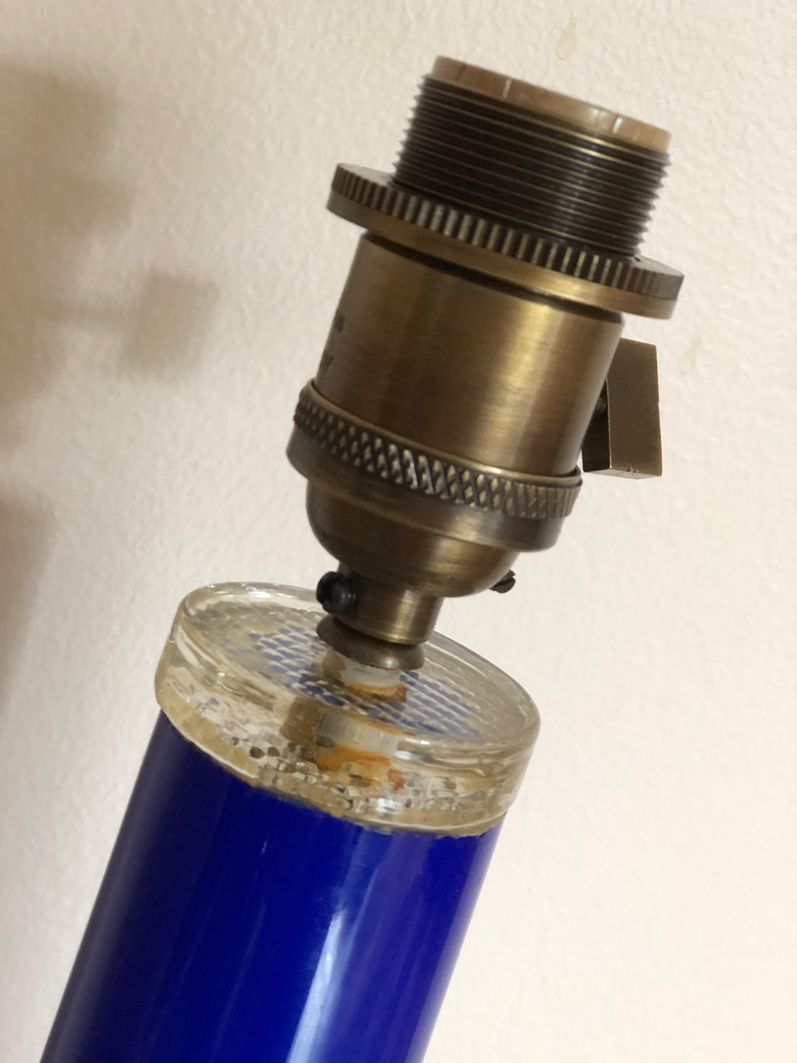 Milieu du XXe siècle Lampe de table colorée du milieu du siècle en verre bleu profond. 1960s. en vente