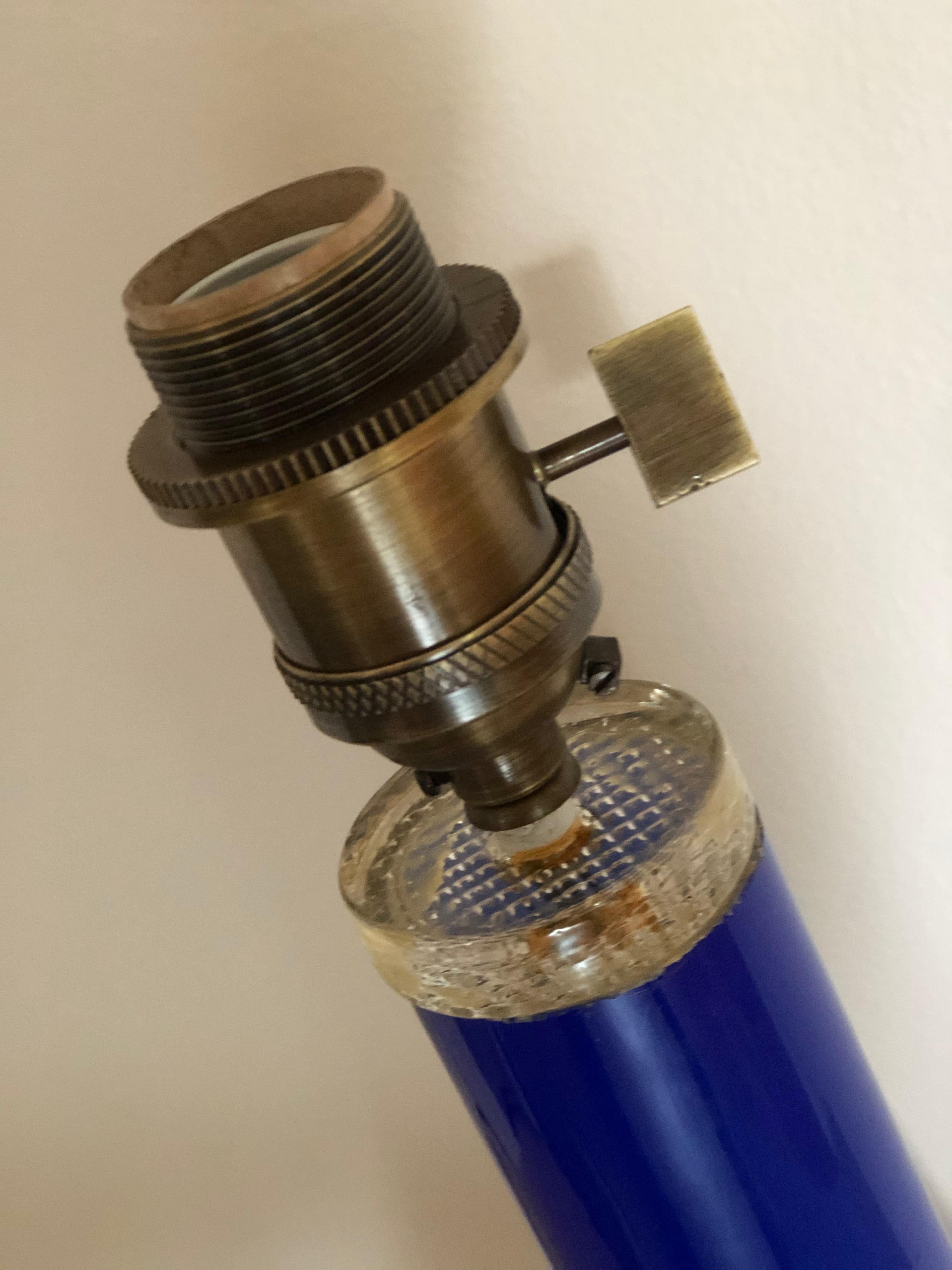Laiton Lampe de table colorée du milieu du siècle en verre bleu profond. 1960s. en vente